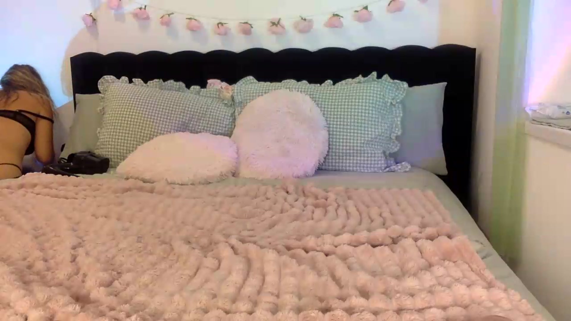 Gallery image thumbnail from IzzyPeaches21's myfreecams stream on, 08/27/2026, 11:51 image 17 of 20