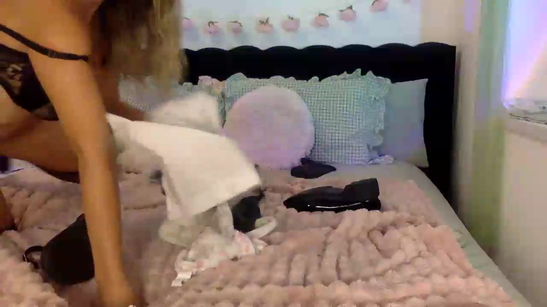 Gallery image thumbnail from IzzyPeaches21's myfreecams stream on, 08/27/2026, 11:51 image 16 of 20
