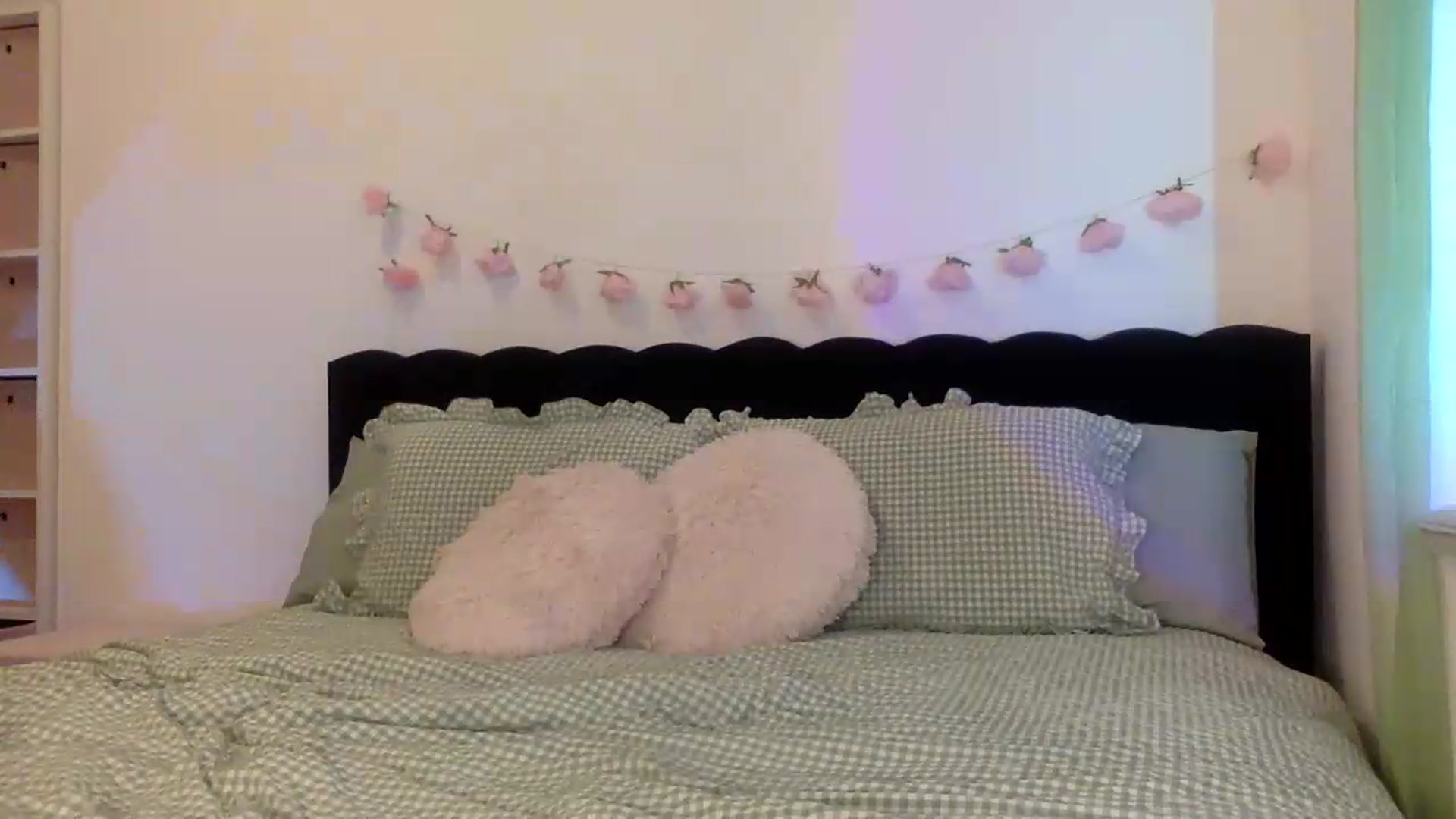 Gallery image thumbnail from IzzyPeaches21's myfreecams stream on, 09/04/2026, 11:30 image 19 of 20