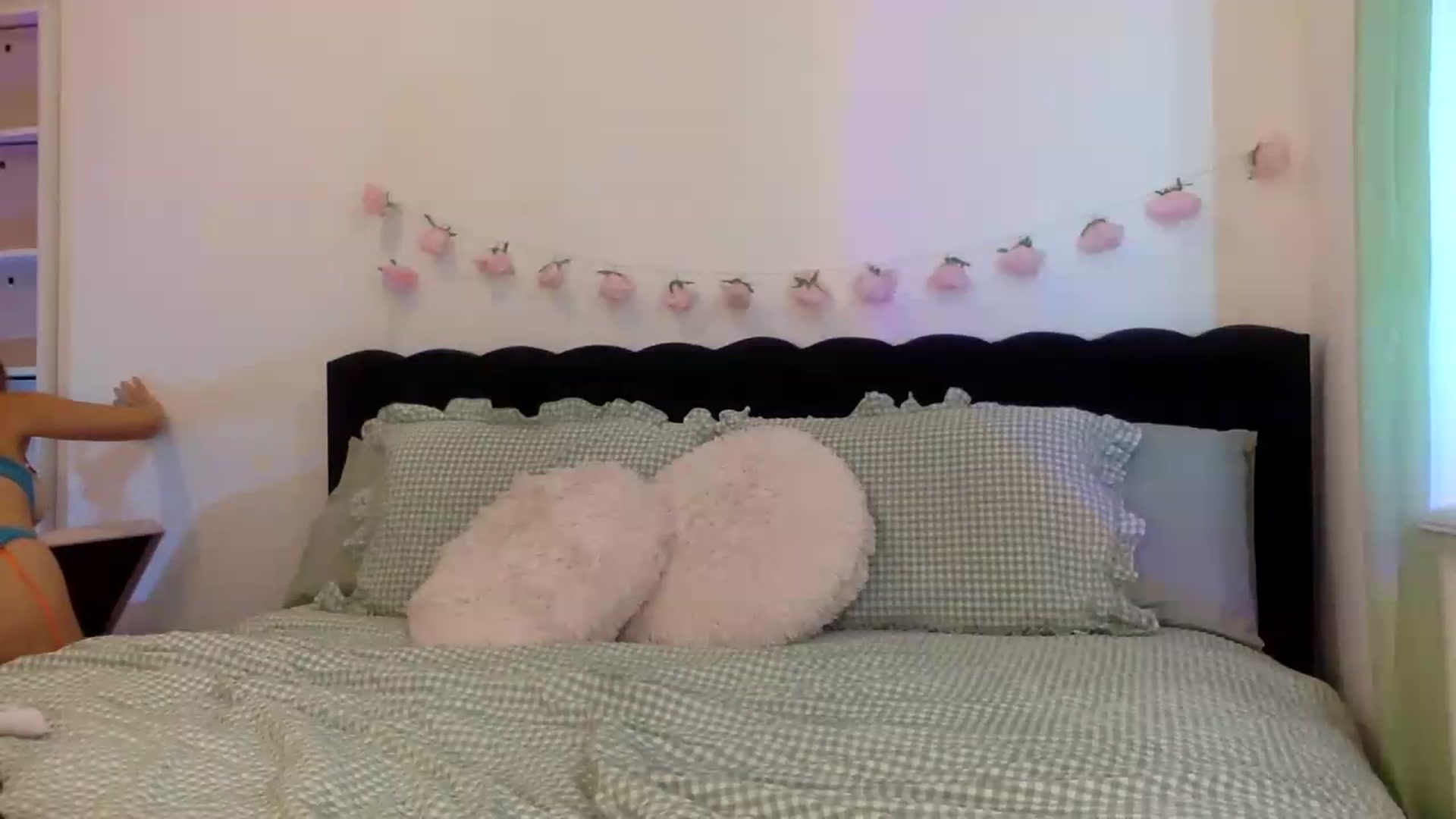 Gallery image thumbnail from IzzyPeaches21's myfreecams stream on, 09/04/2026, 11:30 image 16 of 20