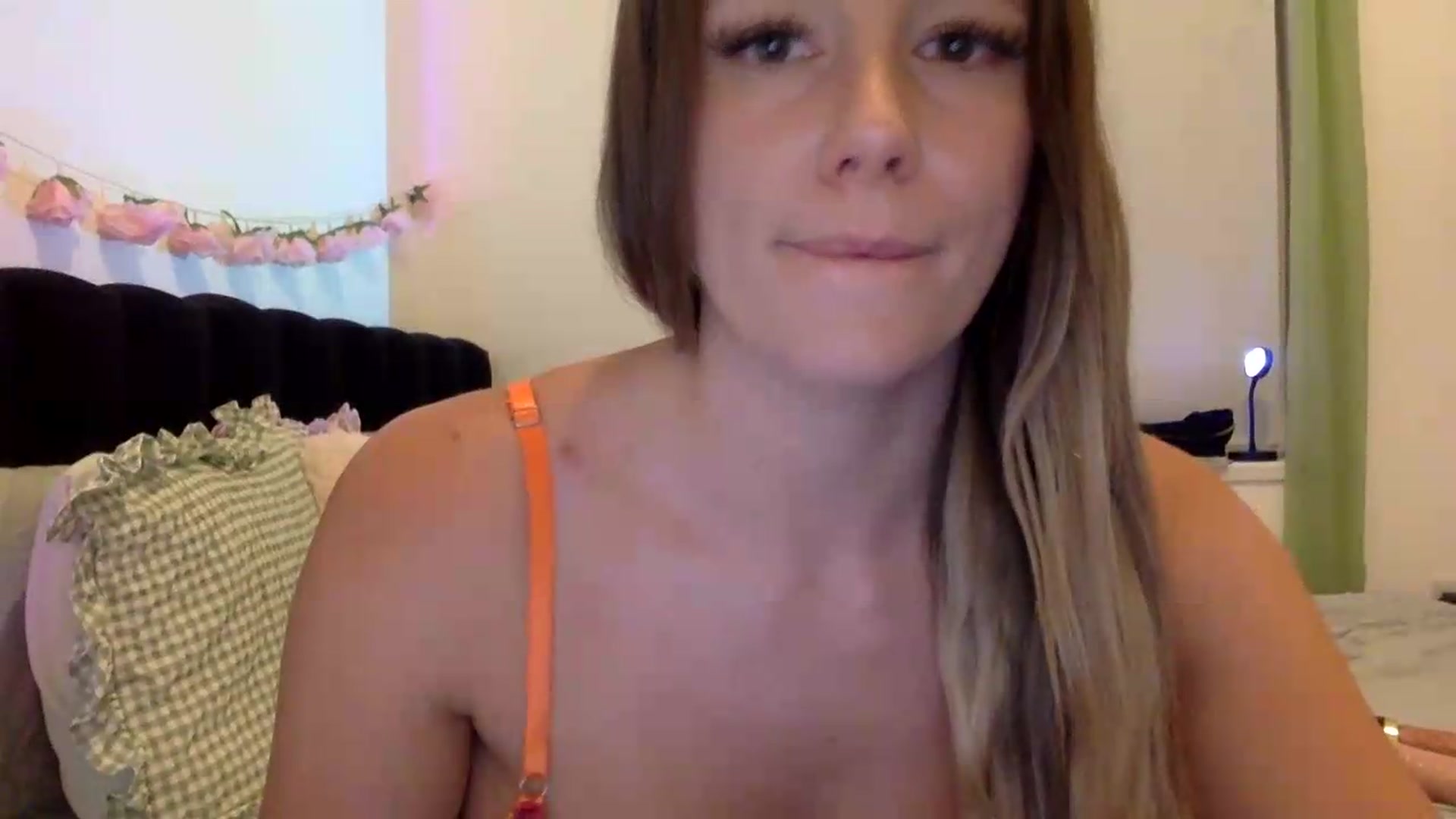 Gallery image thumbnail from IzzyPeaches21's myfreecams stream on, 09/08/2026, 19:44 image 15 of 20