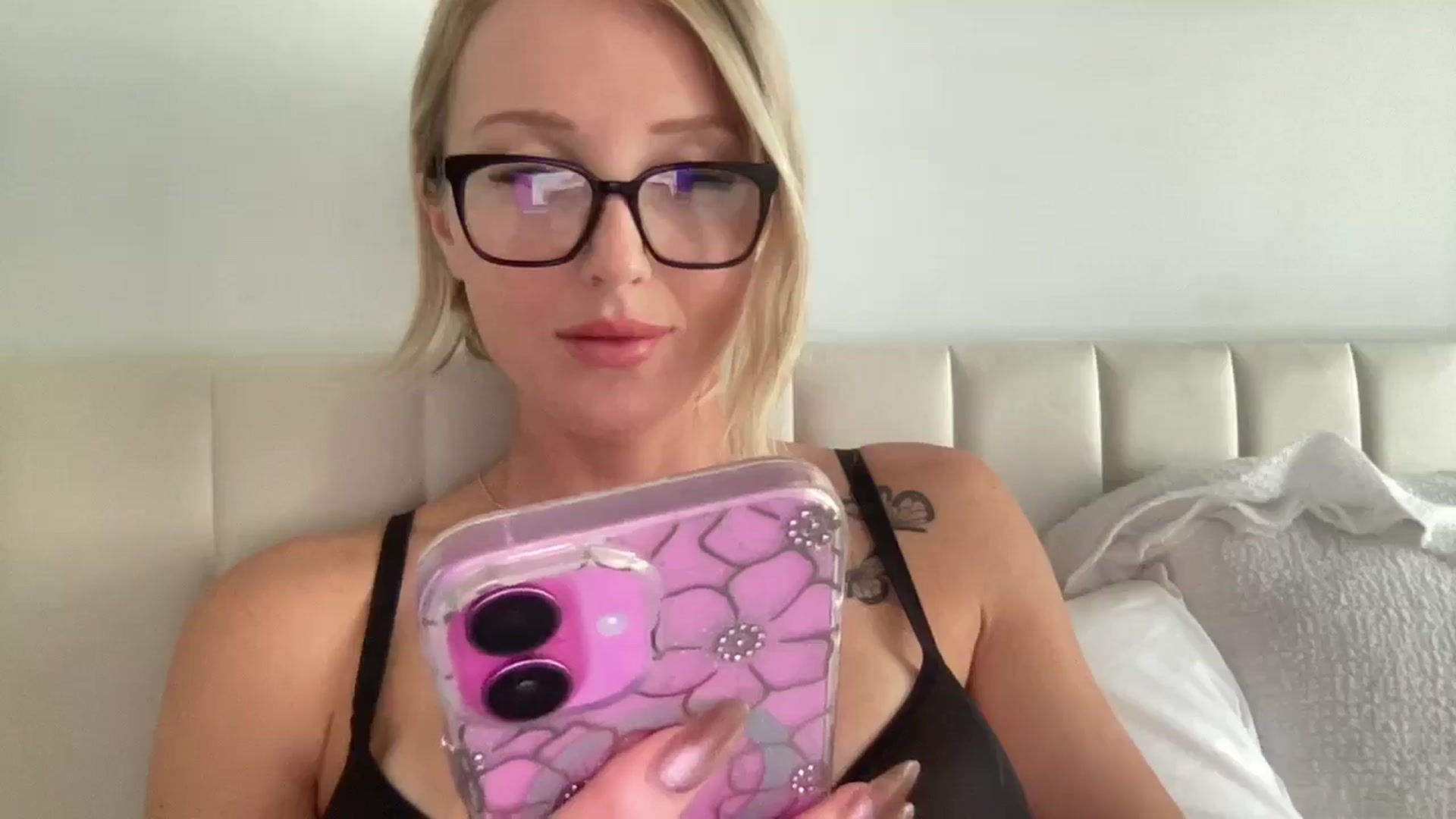 Gallery image thumbnail from Izzybb18's myfreecams stream on, 10/27/2025, 23:19 image 17 of 20