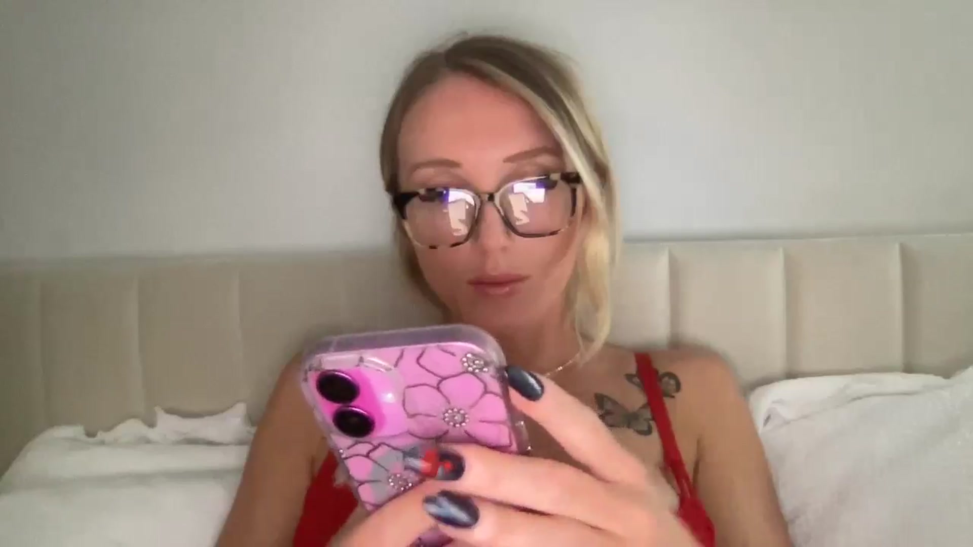 Gallery image thumbnail from Izzybb18's myfreecams stream on, 11/06/2025, 03:55 image 19 of 20