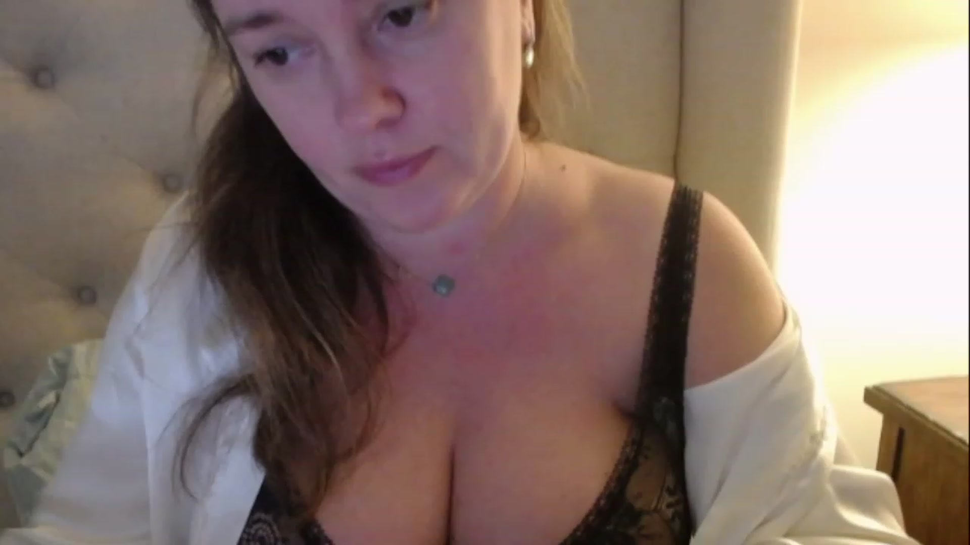Gallery image thumbnail from J0llye's myfreecams stream on, 12/08/2022, 21:28 image 6 of 20