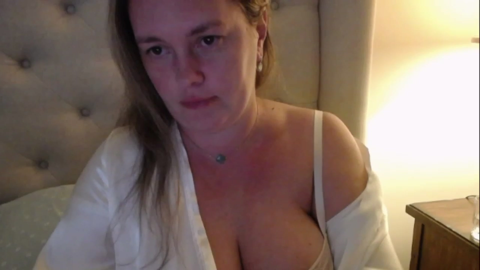 Gallery image thumbnail from J0llye's myfreecams stream on, 12/31/2022, 21:31 image 14 of 20