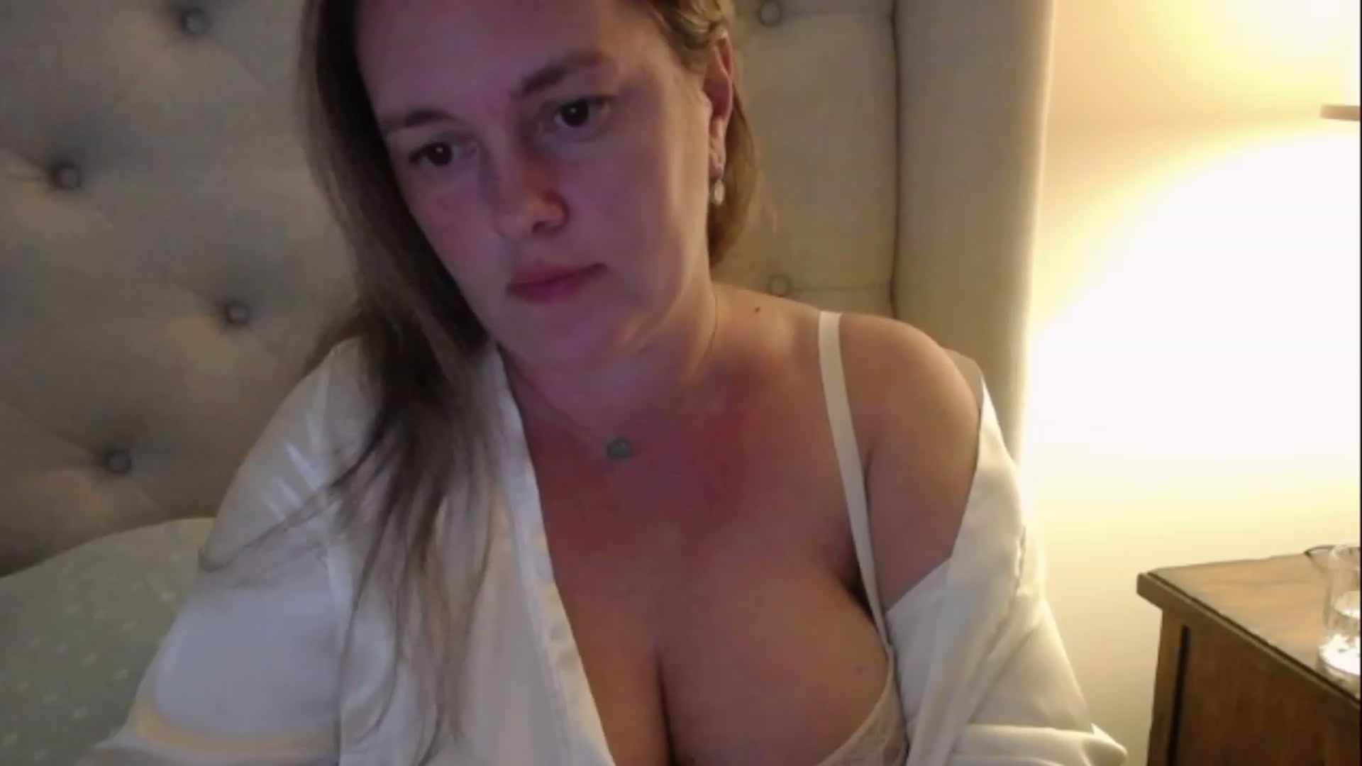 Gallery image thumbnail from J0llye's myfreecams stream on, 12/31/2022, 21:31 image 3 of 20