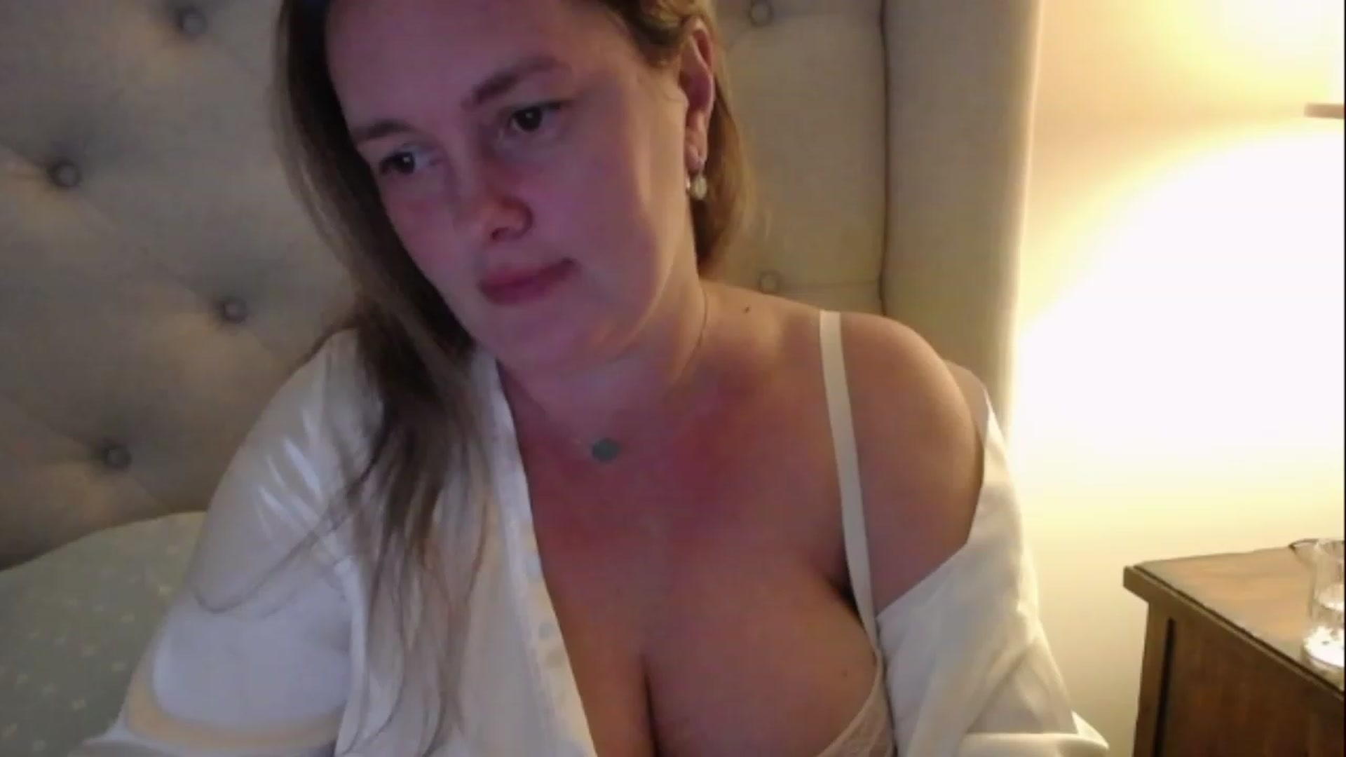 Gallery image thumbnail from J0llye's myfreecams stream on, 12/31/2022, 21:31 image 4 of 20