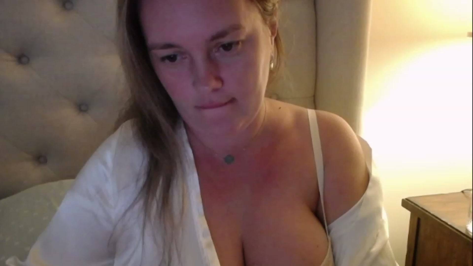 Gallery image thumbnail from J0llye's myfreecams stream on, 12/31/2022, 21:31 image 17 of 20