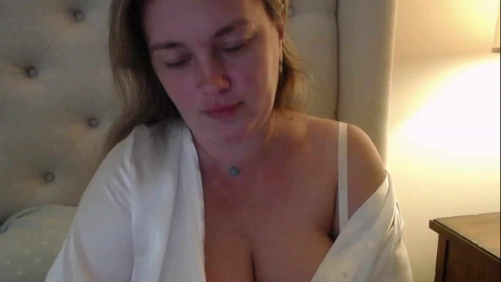 Gallery image thumbnail from J0llye's myfreecams stream on, 01/01/2023, 17:07 image 12 of 20