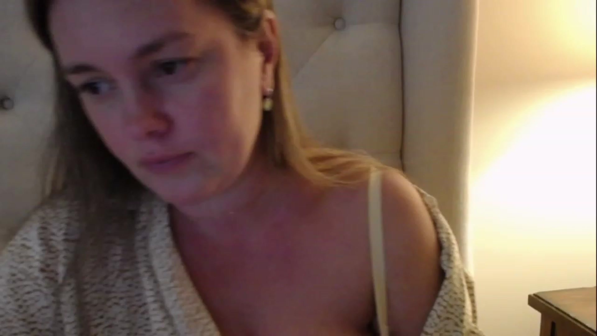 Gallery image thumbnail from J0llye's myfreecams stream on, 01/08/2023, 20:43 image 4 of 20