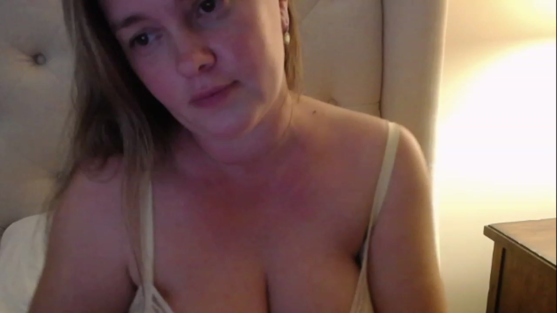 Gallery image thumbnail from J0llye's myfreecams stream on, 01/08/2023, 22:28 image 3 of 20
