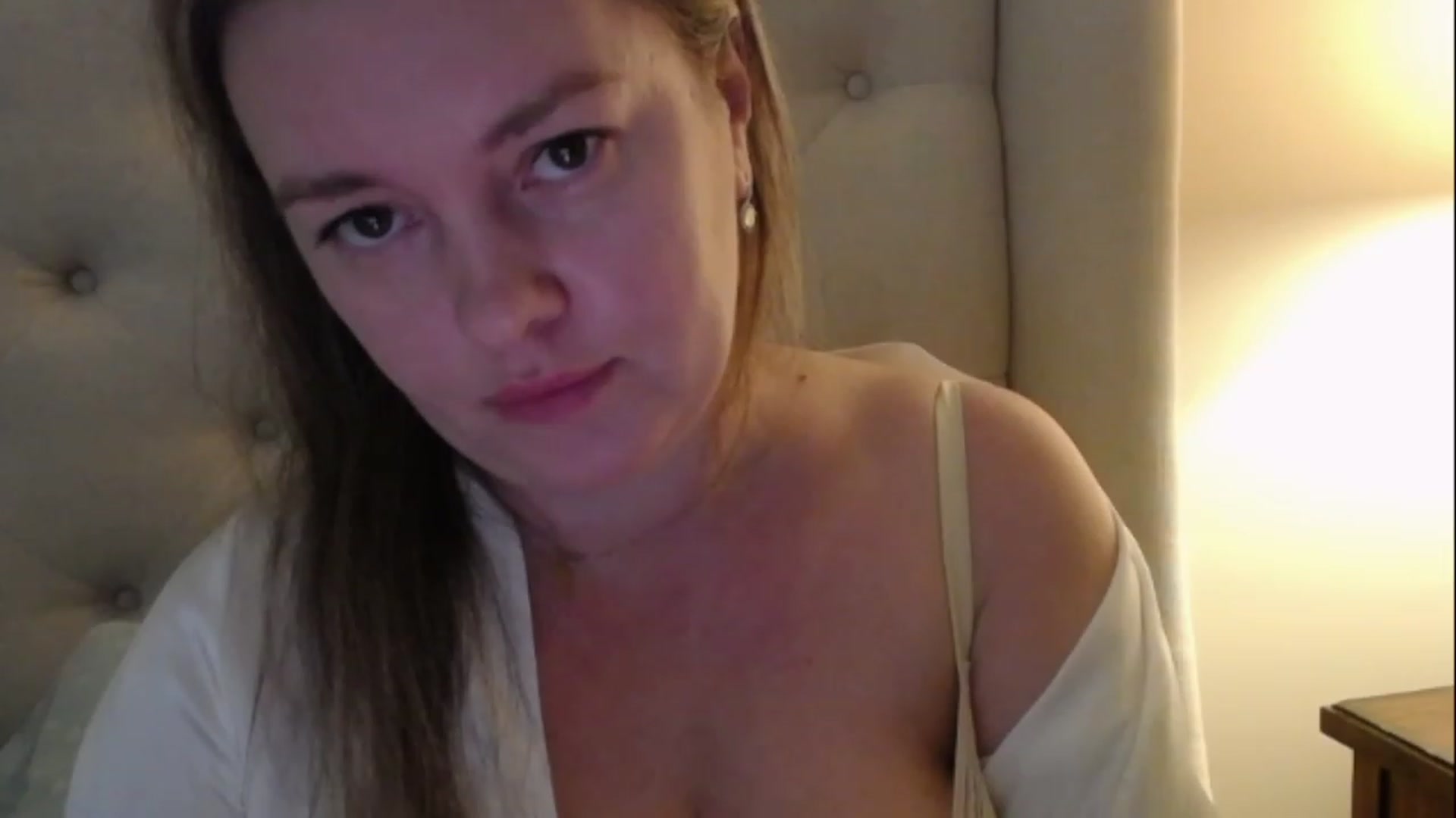 Gallery image thumbnail from J0llye's myfreecams stream on, 03/01/2023, 17:15 image 10 of 20