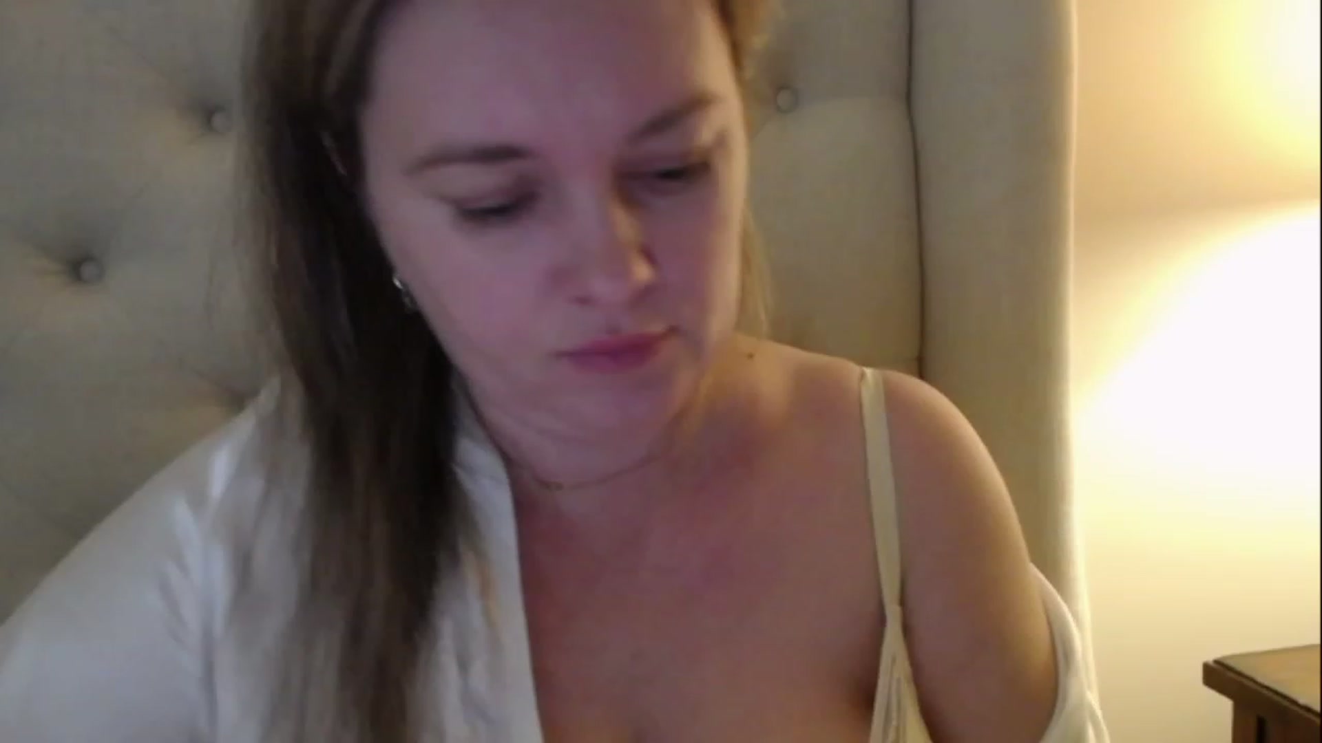 Gallery image thumbnail from J0llye's myfreecams stream on, 03/01/2023, 17:15 image 18 of 20