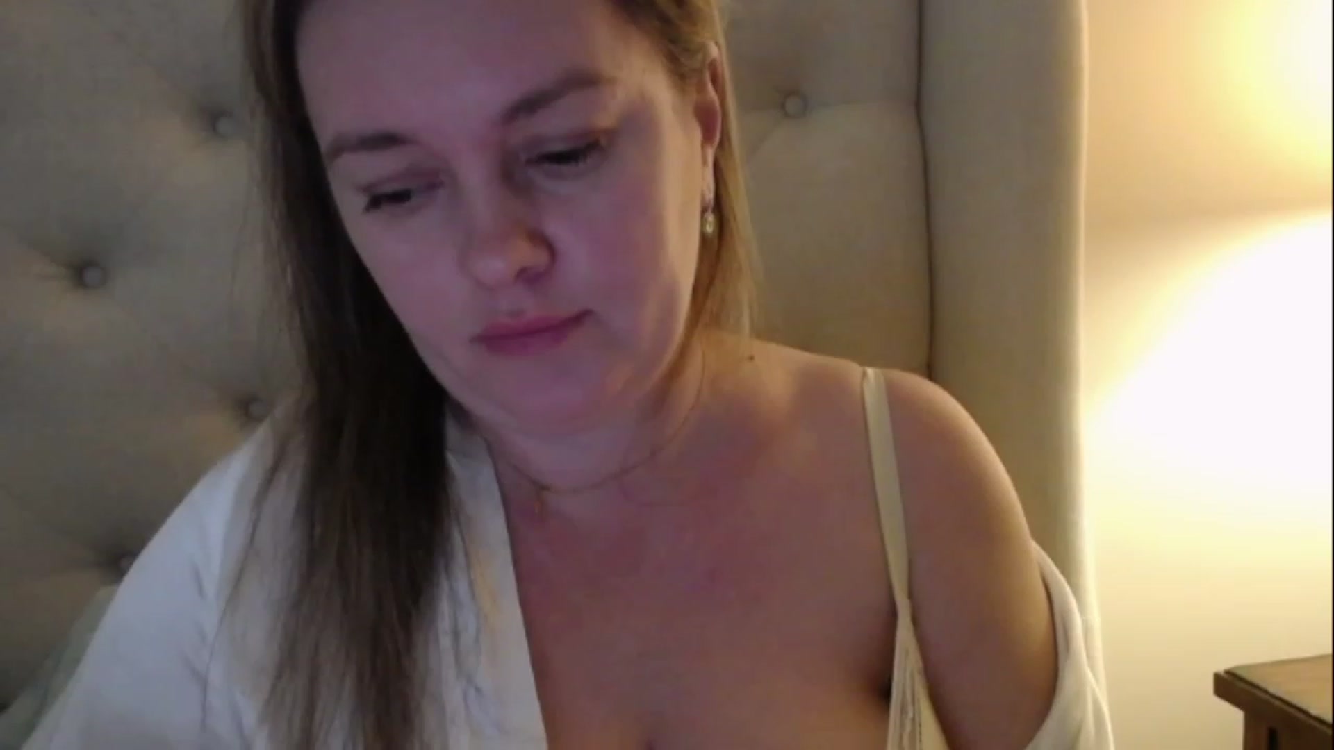 Gallery image thumbnail from J0llye's myfreecams stream on, 03/01/2023, 17:15 image 19 of 20