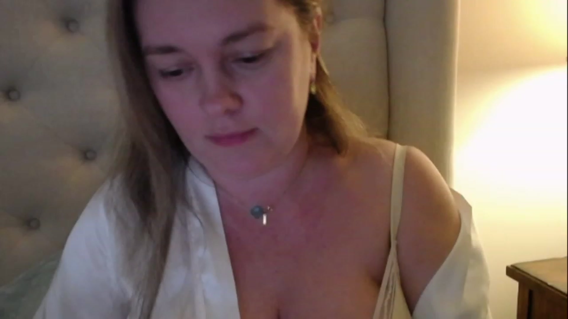 Gallery image thumbnail from J0llye's myfreecams stream on, 03/05/2023, 21:22 image 17 of 20