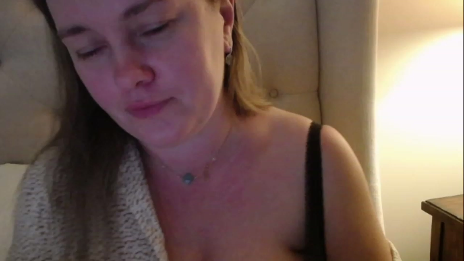 Gallery image thumbnail from J0llye's myfreecams stream on, 03/06/2023, 21:44 image 17 of 20