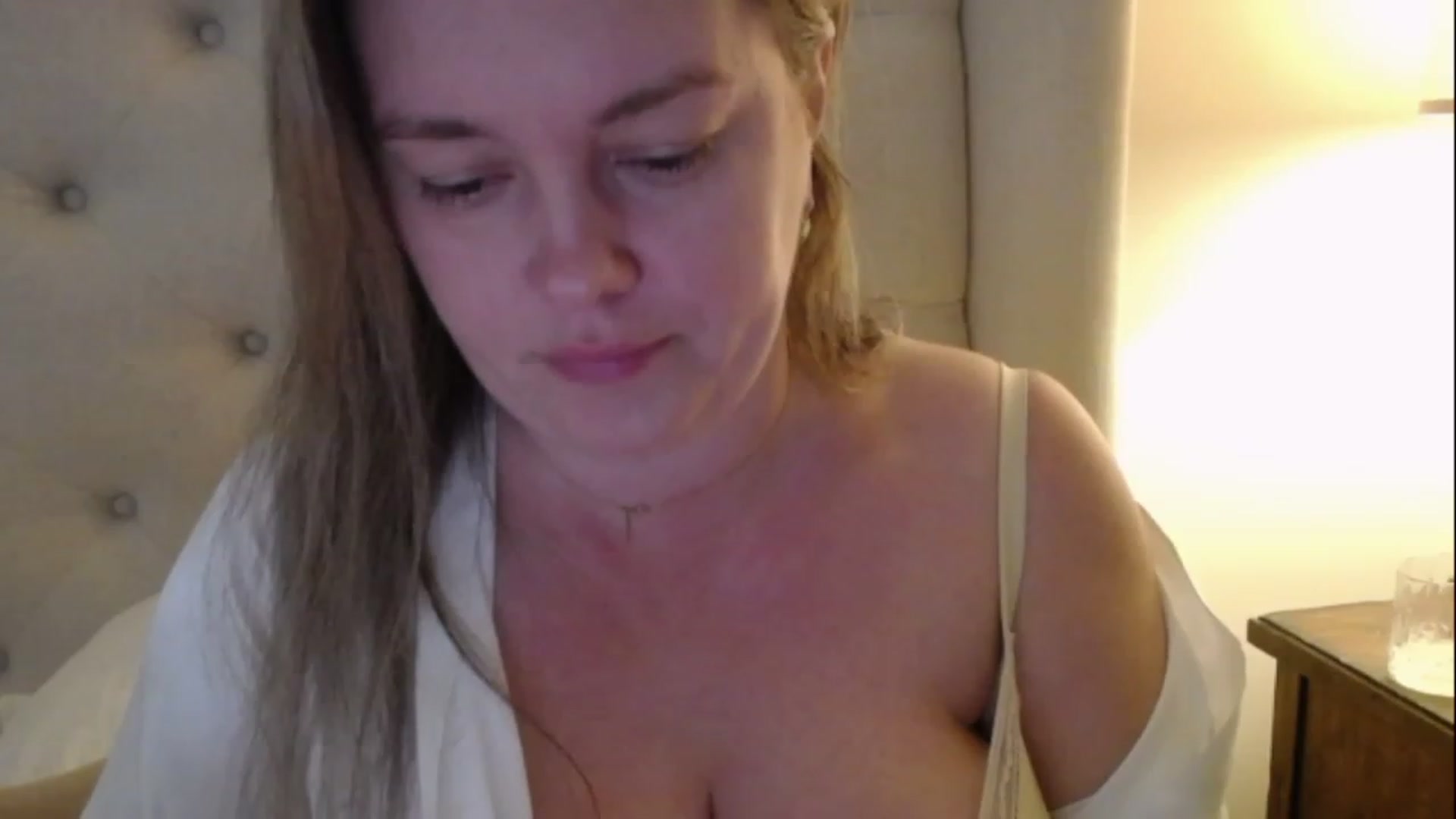 Gallery image thumbnail from J0llye's myfreecams stream on, 03/08/2023, 17:45 image 5 of 20
