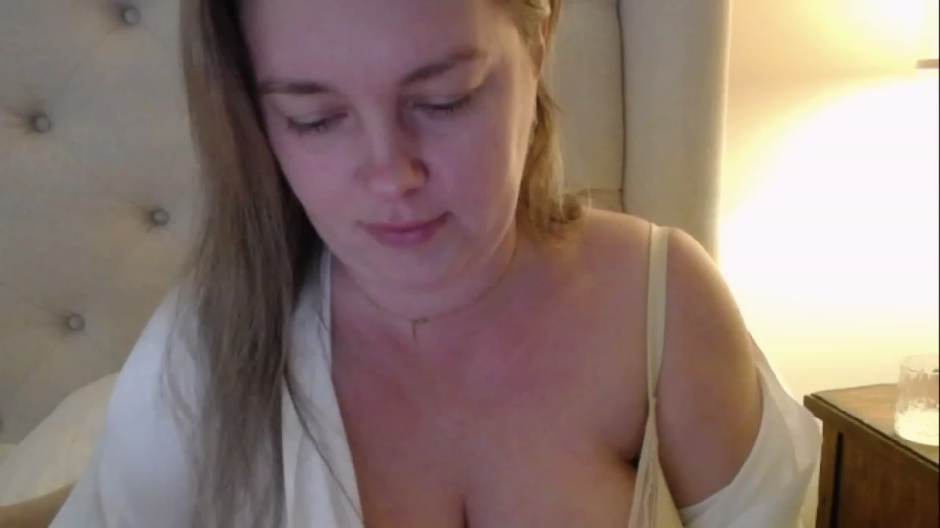 Gallery image thumbnail from J0llye's myfreecams stream on, 03/08/2023, 17:45 image 7 of 20