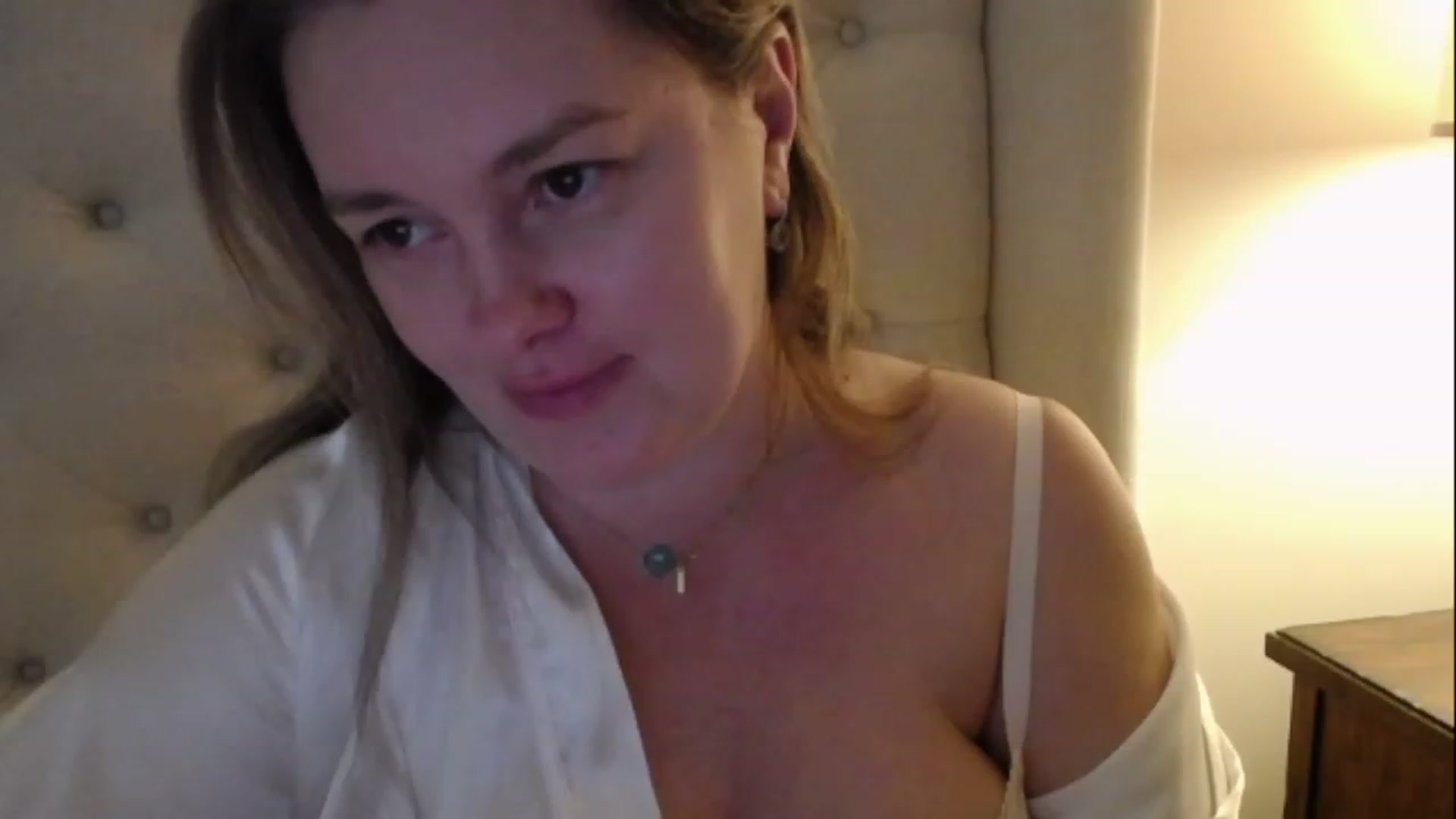 Gallery image thumbnail from J0llye's myfreecams stream on, 03/10/2023, 21:29 image 9 of 20