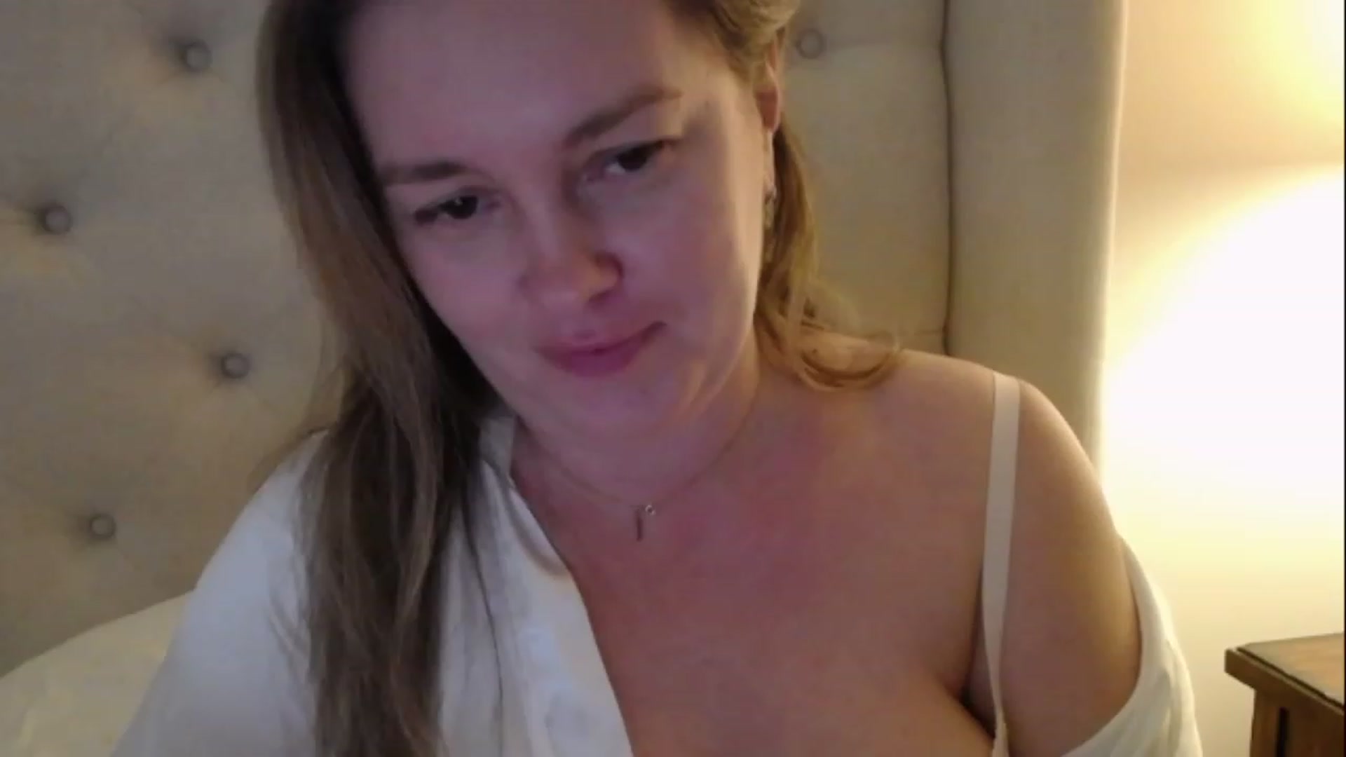 Gallery image thumbnail from J0llye's myfreecams stream on, 03/10/2023, 21:29 image 17 of 20
