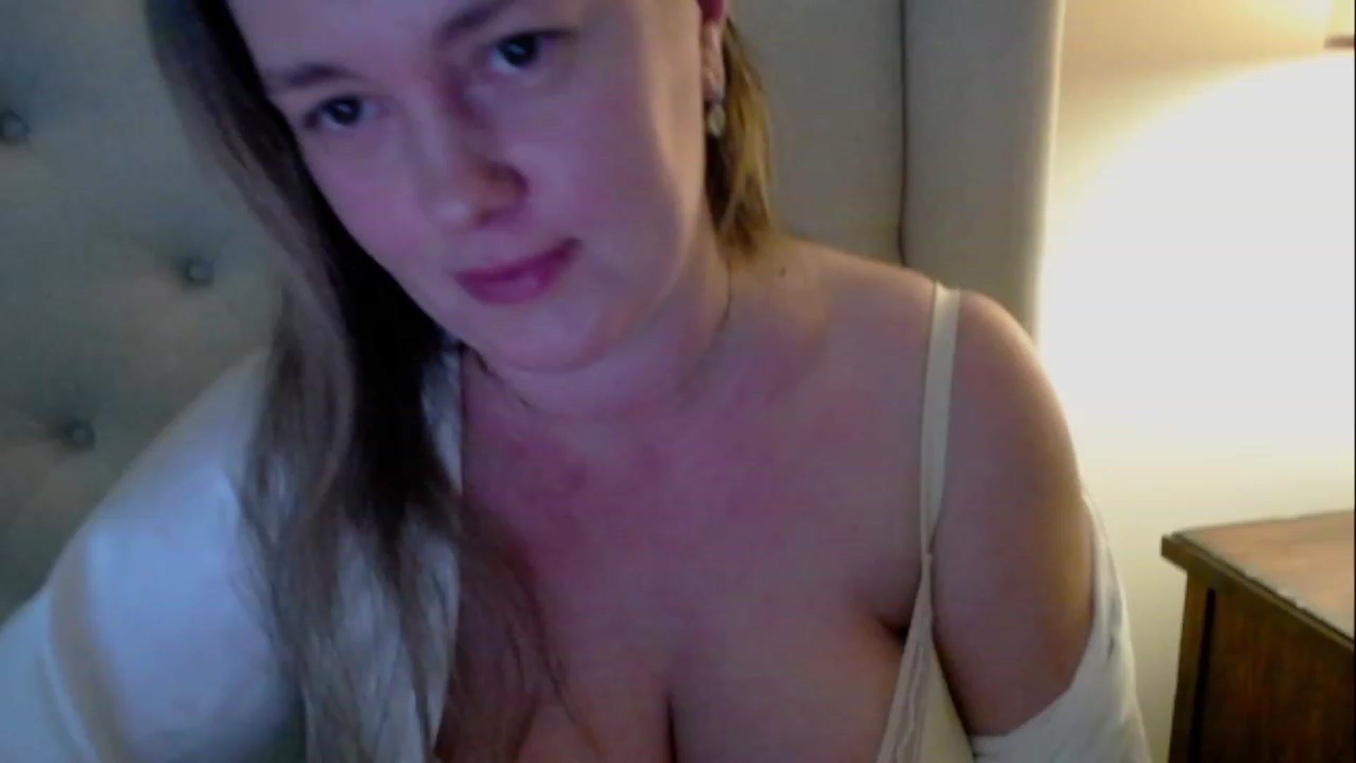 Gallery image thumbnail from J0llye's myfreecams stream on, 03/18/2023, 21:03 image 18 of 20