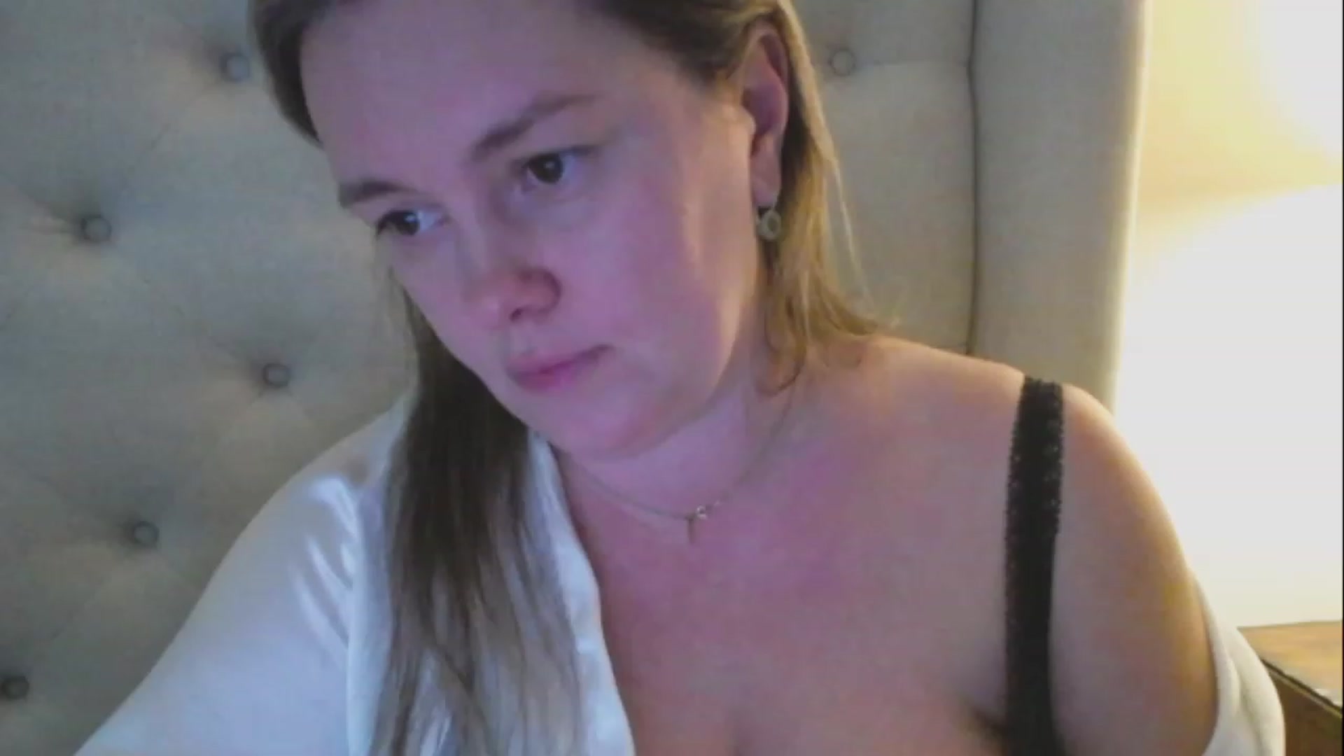 Gallery image thumbnail from J0llye's myfreecams stream on, 03/22/2023, 21:12 image 16 of 20