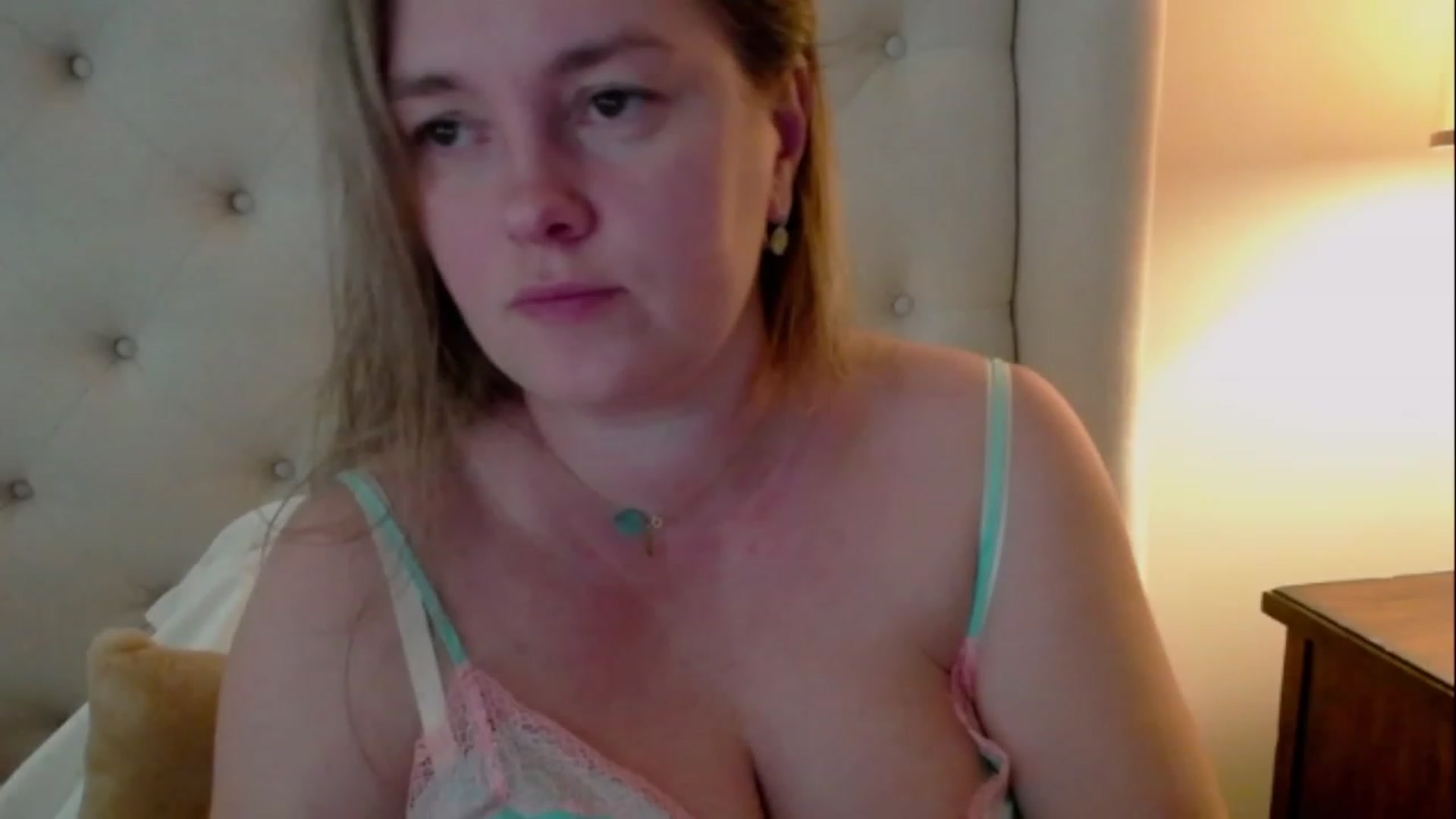 Gallery image thumbnail from J0llye's myfreecams stream on, 03/27/2023, 17:00 image 15 of 20