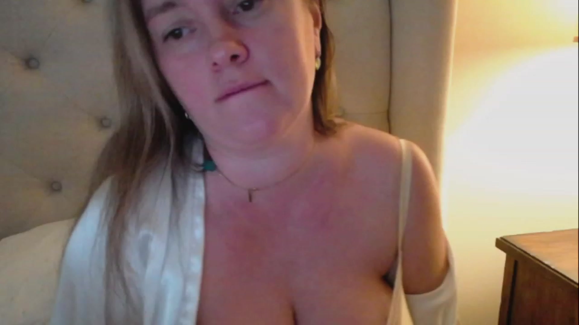 Gallery image thumbnail from J0llye's myfreecams stream on, 03/28/2023, 16:27 image 17 of 20