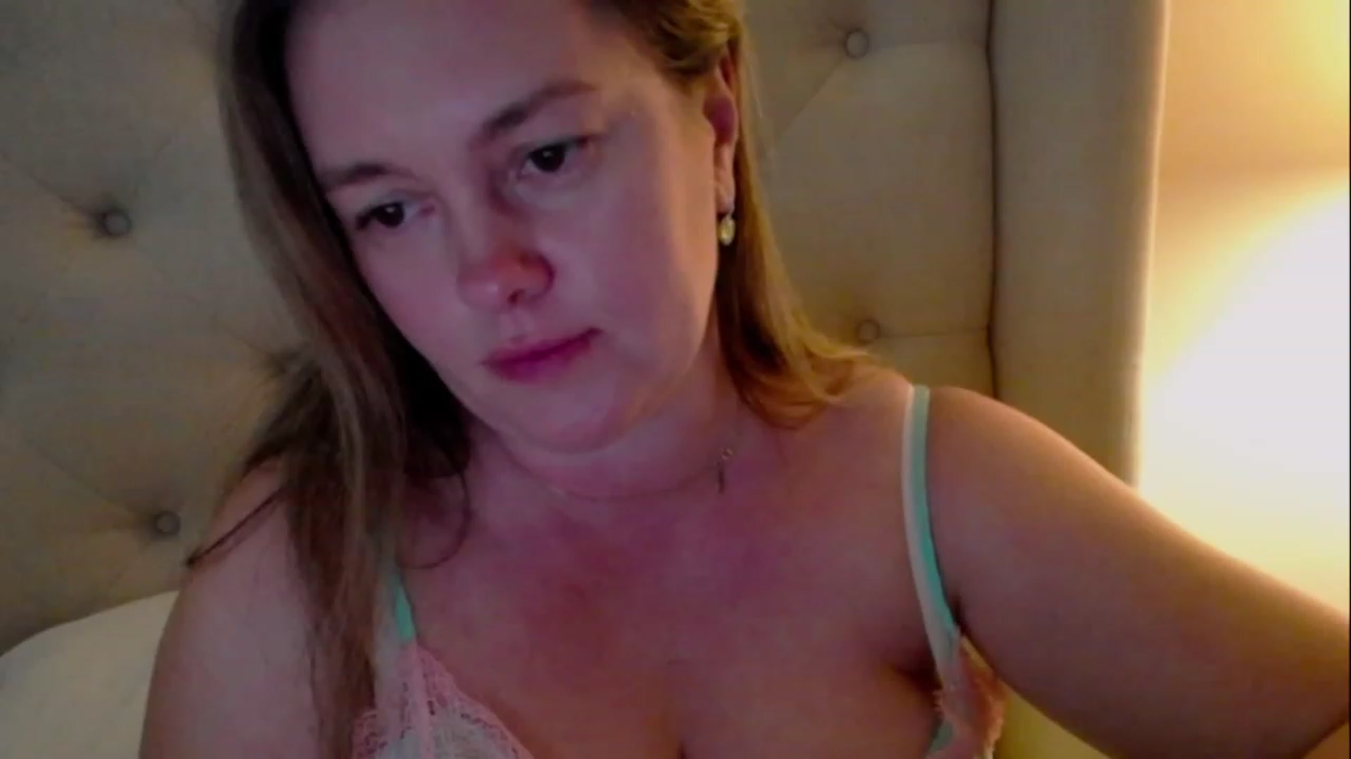 Gallery image thumbnail from J0llye's myfreecams stream on, 03/29/2023, 20:32 image 17 of 20