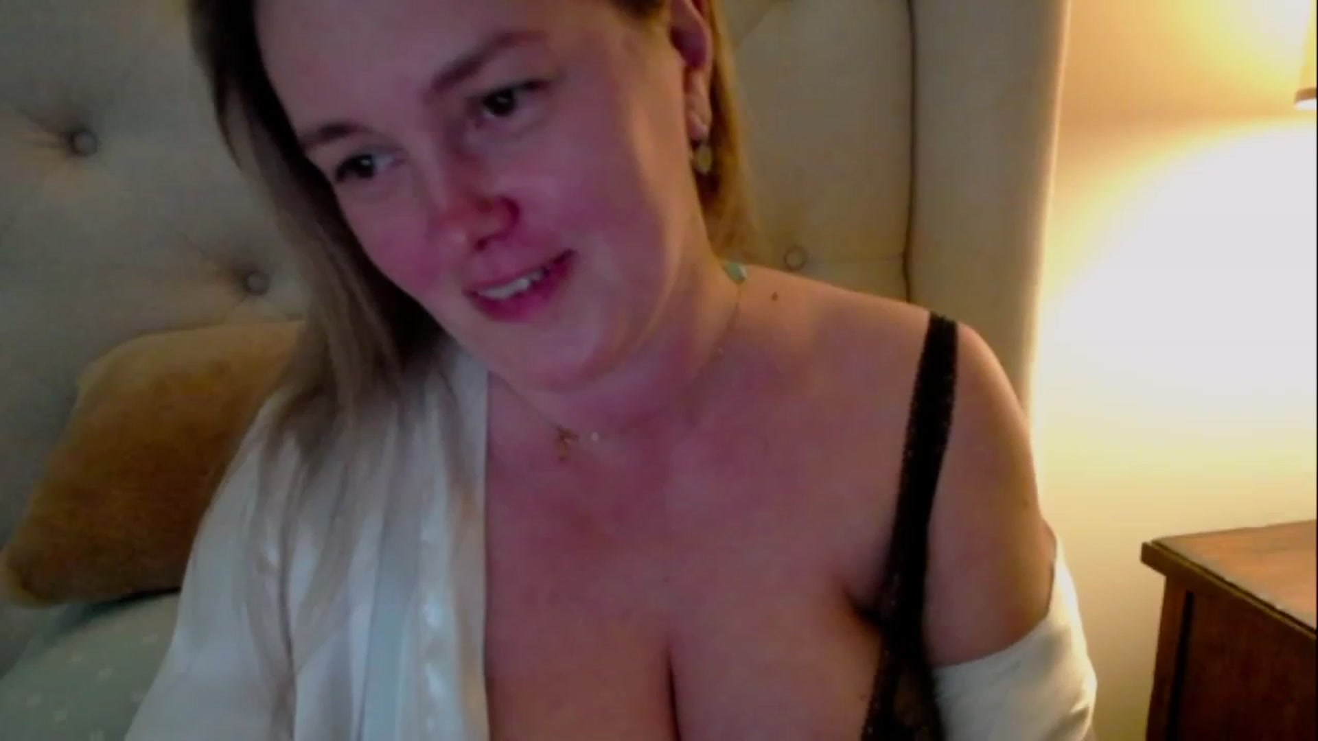 Gallery image thumbnail from J0llye's myfreecams stream on, 04/27/2023, 20:33 image 12 of 20