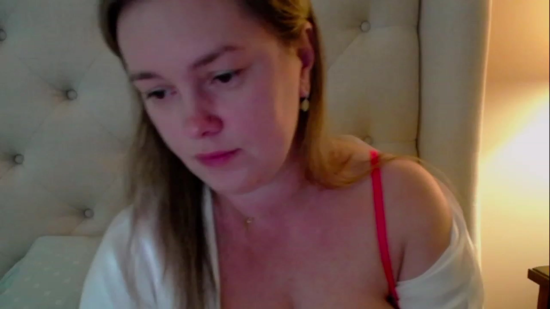 Gallery image thumbnail from J0llye's myfreecams stream on, 05/04/2023, 17:18 image 15 of 20