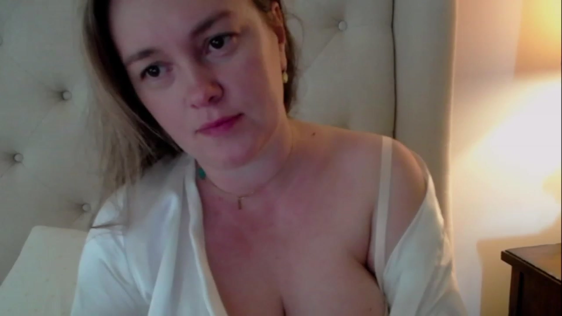 Gallery image thumbnail from J0llye's myfreecams stream on, 05/10/2023, 17:06 image 2 of 20