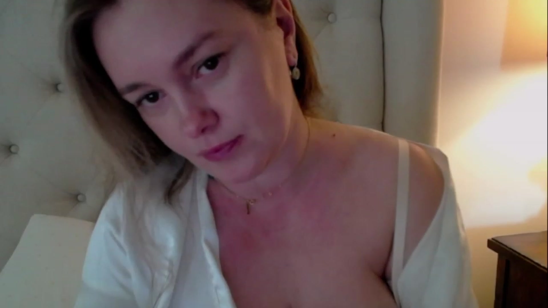 Gallery image thumbnail from J0llye's myfreecams stream on, 05/10/2023, 17:06 image 8 of 20