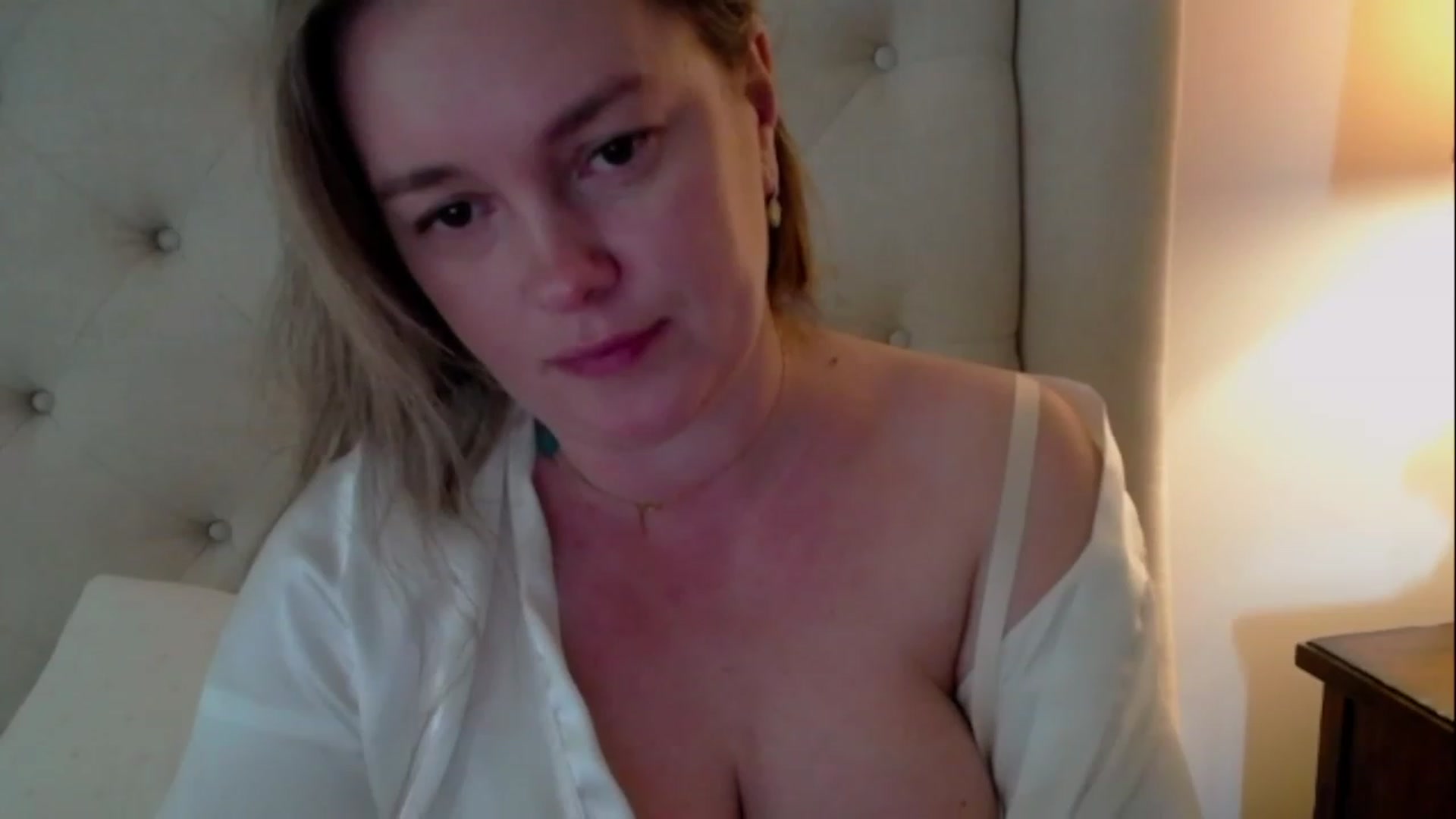 Gallery image thumbnail from J0llye's myfreecams stream on, 05/10/2023, 17:06 image 9 of 20