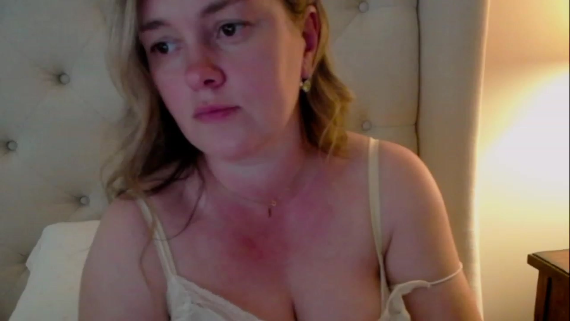 Gallery image thumbnail from J0llye's myfreecams stream on, 05/24/2023, 19:00 image 15 of 20