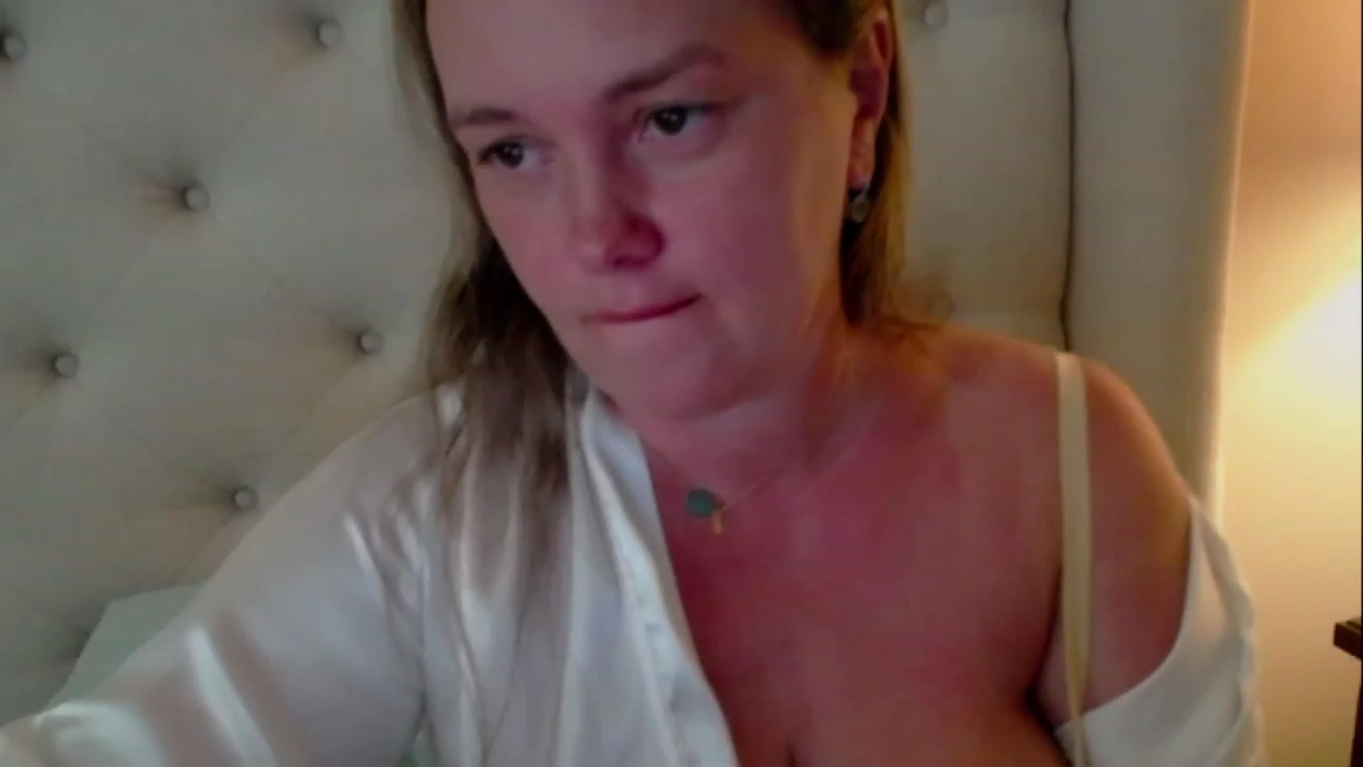 Gallery image thumbnail from J0llye's myfreecams stream on, 06/05/2023, 16:40 image 12 of 20