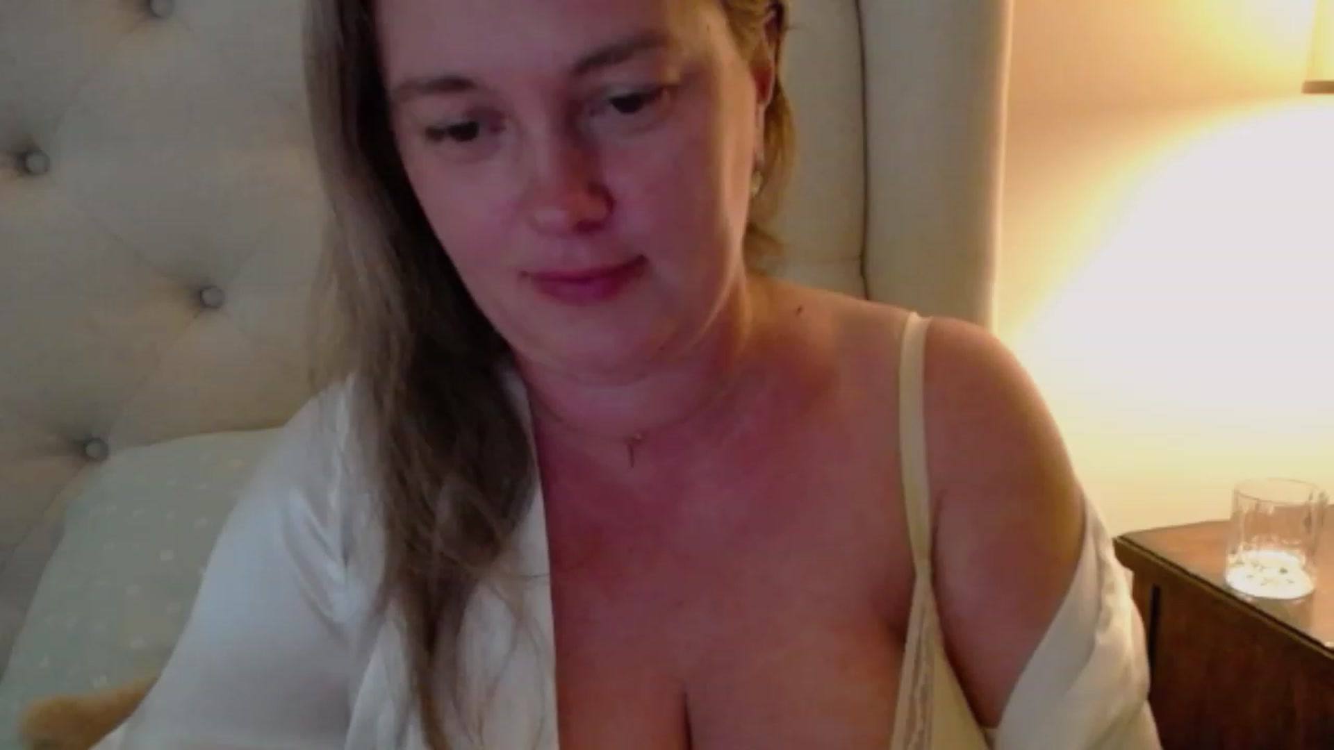 Gallery image thumbnail from J0llye's myfreecams stream on, 06/19/2023, 21:01 image 17 of 20