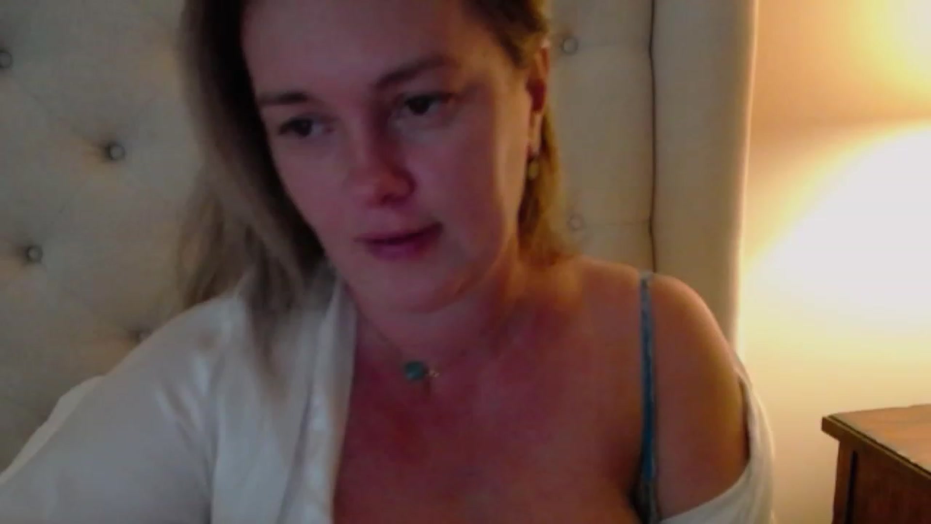 Gallery image thumbnail from J0llye's myfreecams stream on, 06/26/2023, 16:24 image 14 of 20