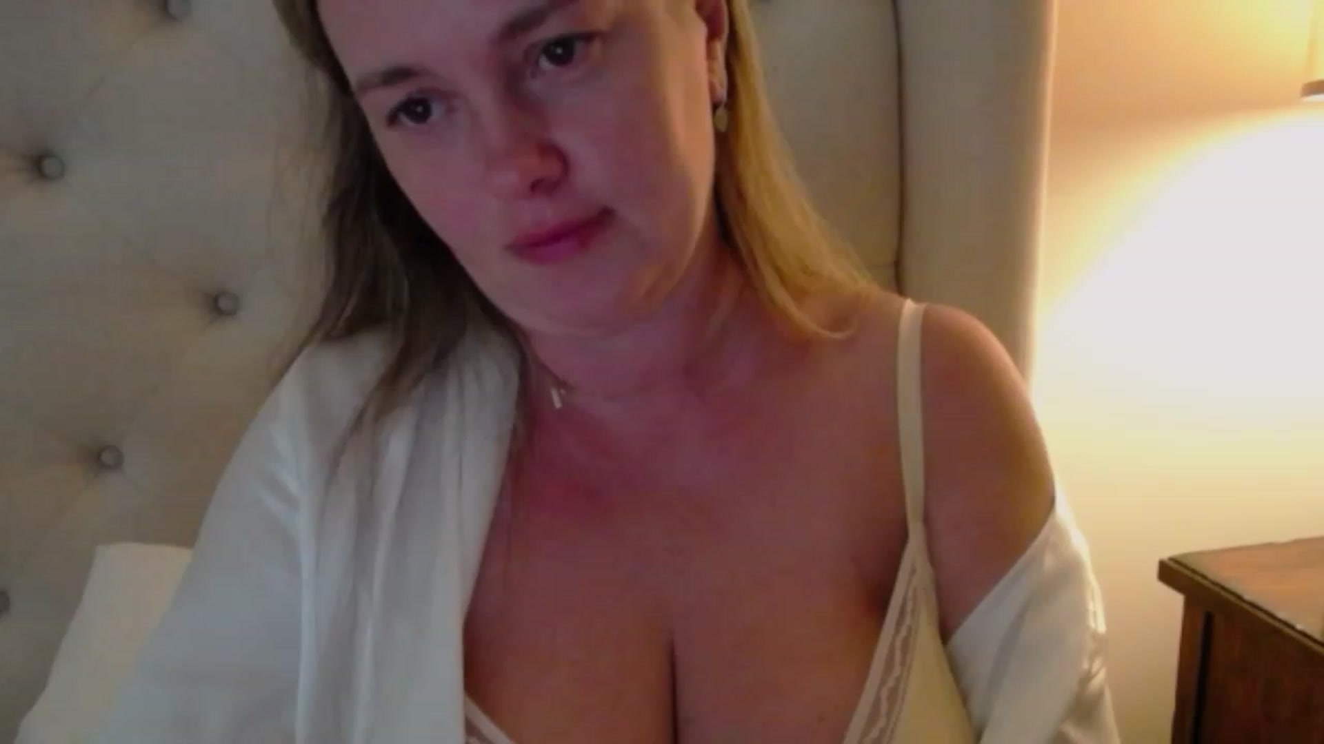 Gallery image thumbnail from J0llye's myfreecams stream on, 07/04/2023, 20:00 image 13 of 20