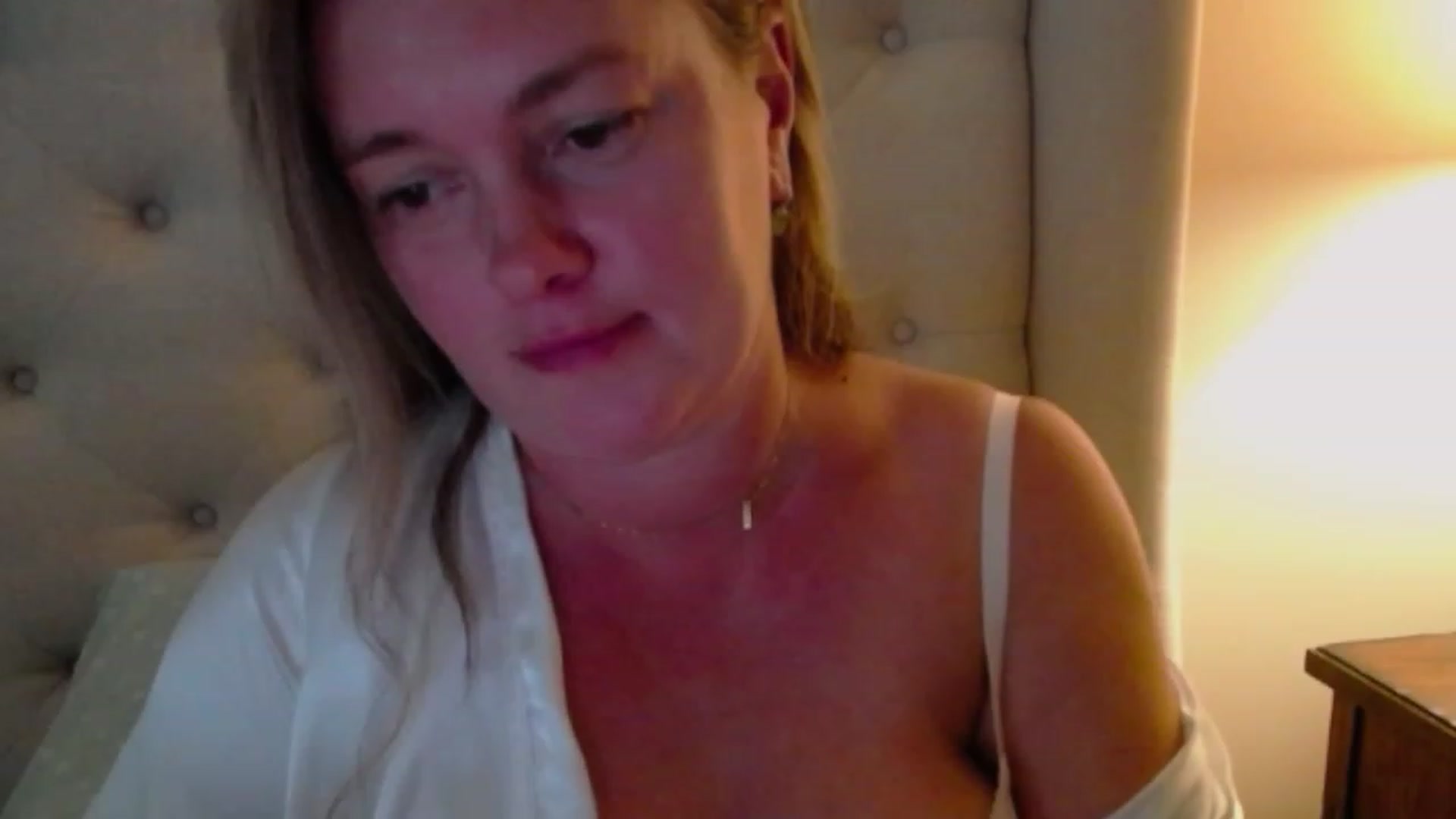 Gallery image thumbnail from J0llye's myfreecams stream on, 08/05/2023, 21:10 image 4 of 20