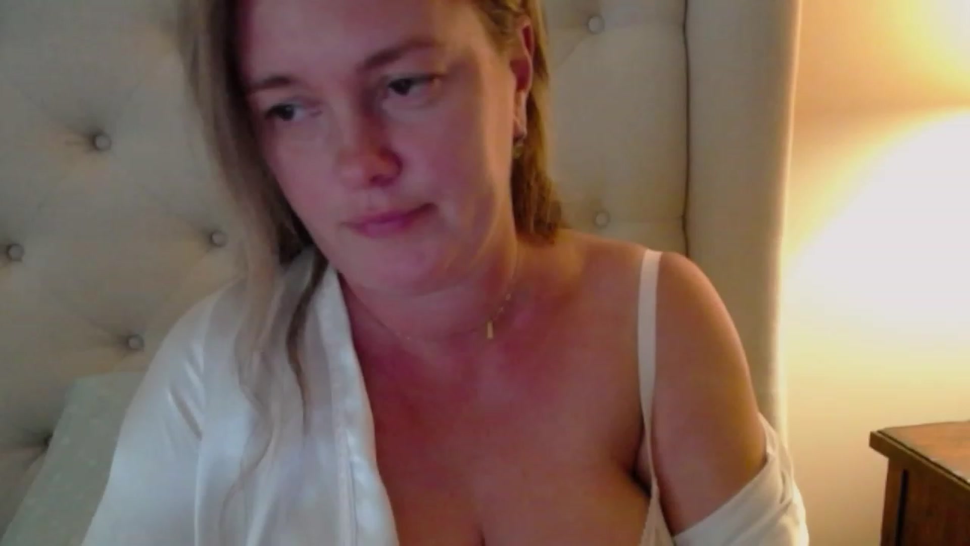 Gallery image thumbnail from J0llye's myfreecams stream on, 08/05/2023, 21:10 image 5 of 20