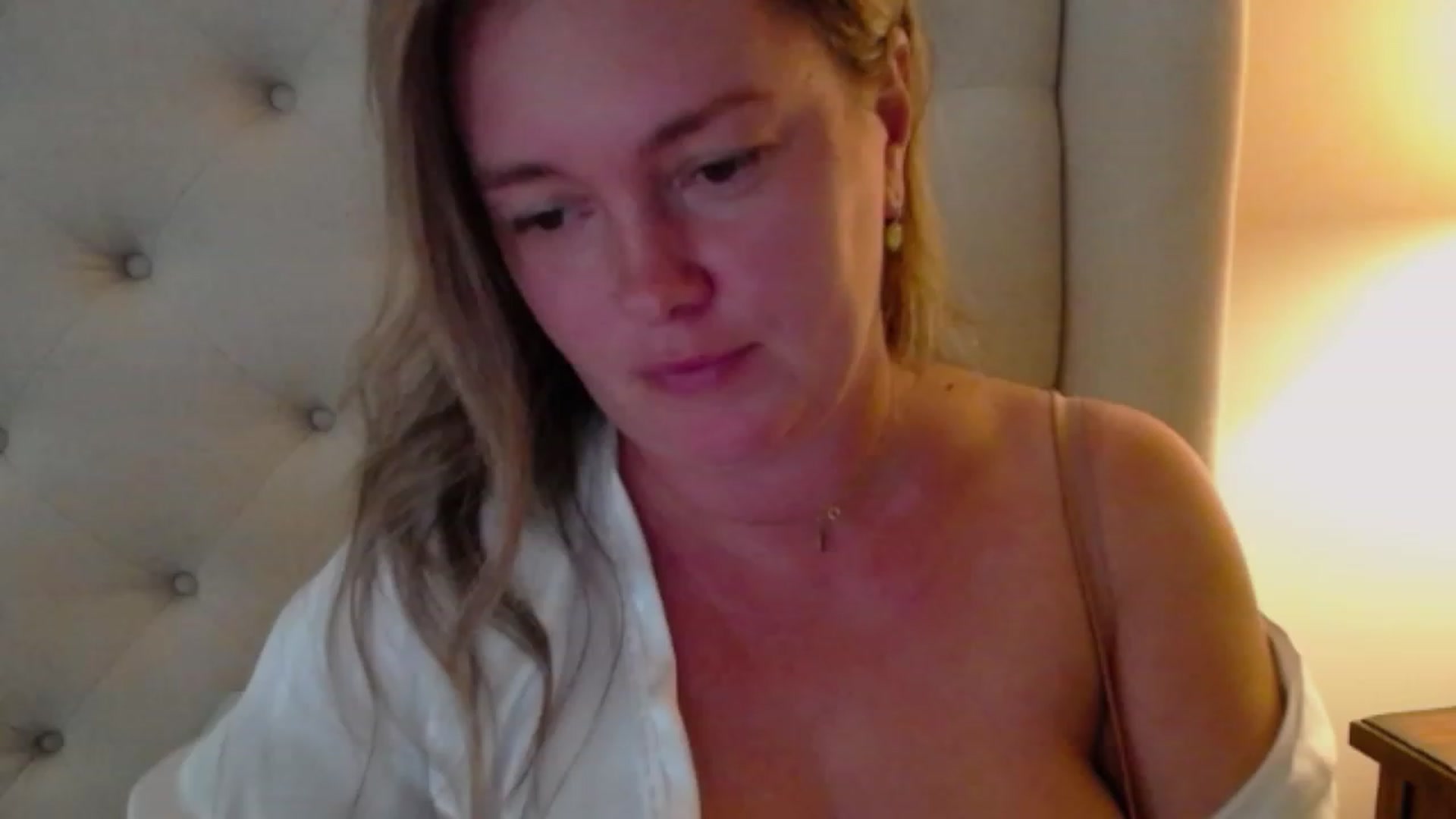 Gallery image thumbnail from J0llye's myfreecams stream on, 08/06/2023, 19:57 image 11 of 20