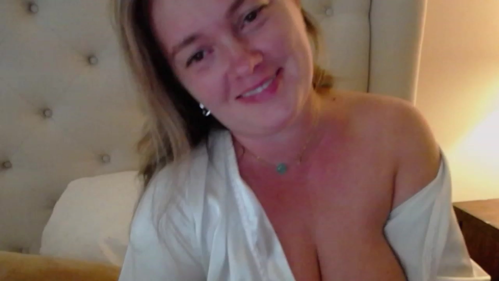 Gallery image thumbnail from J0llye's myfreecams stream on, 08/10/2023, 19:35 image 6 of 20