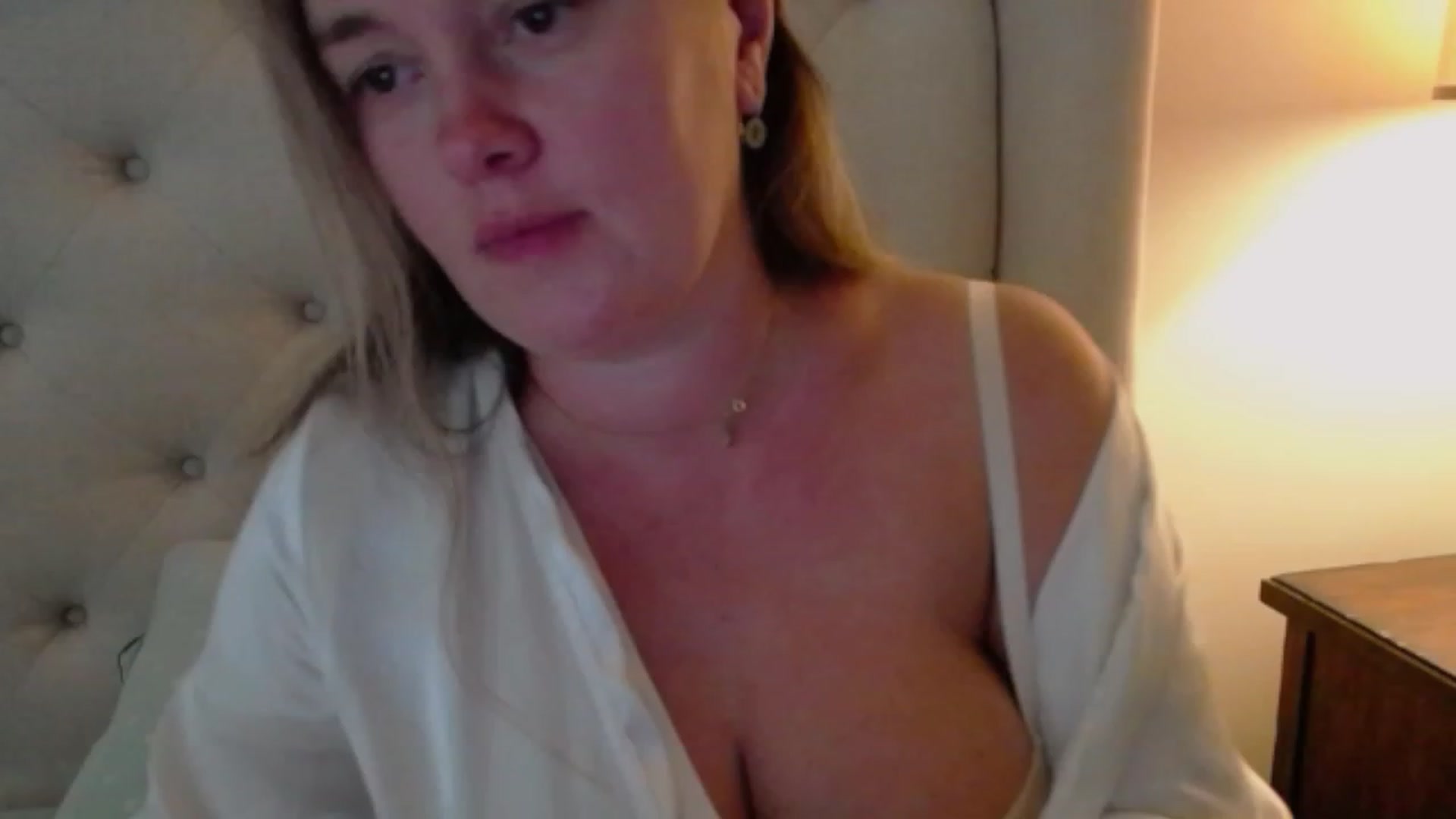 Gallery image thumbnail from J0llye's myfreecams stream on, 09/19/2023, 19:03 image 16 of 20