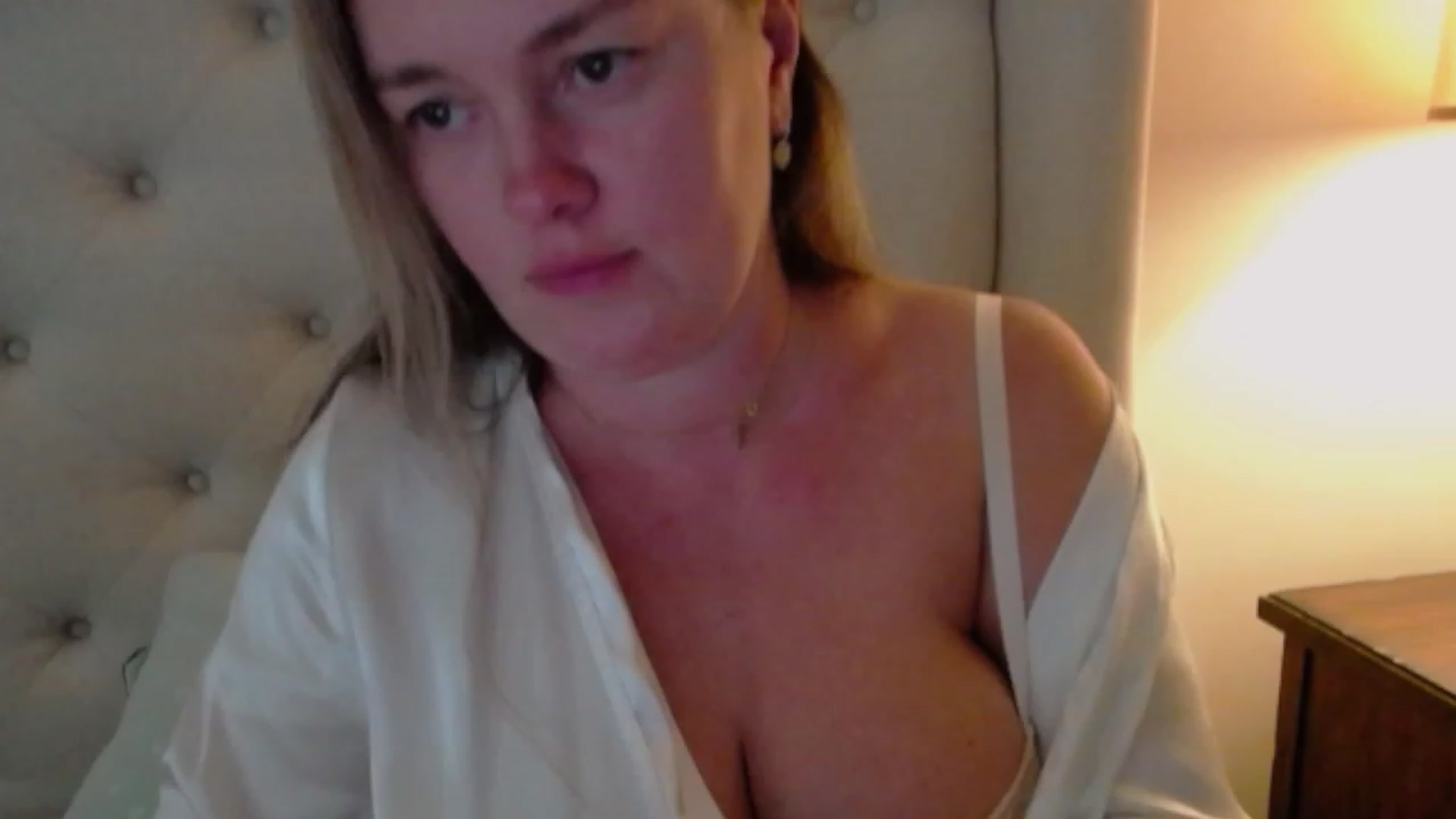 Gallery image thumbnail from J0llye's myfreecams stream on, 09/19/2023, 19:03 image 14 of 20