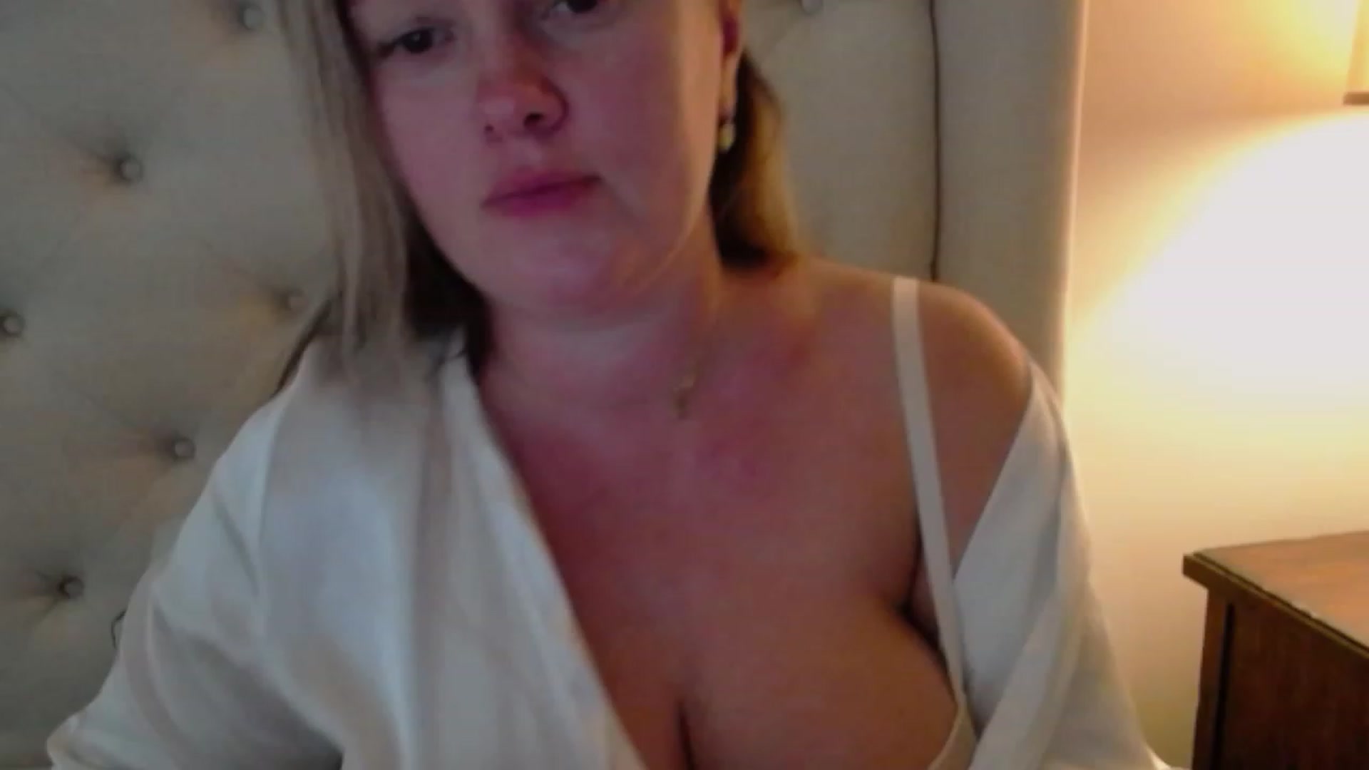 Gallery image thumbnail from J0llye's myfreecams stream on, 09/19/2023, 19:03 image 10 of 20