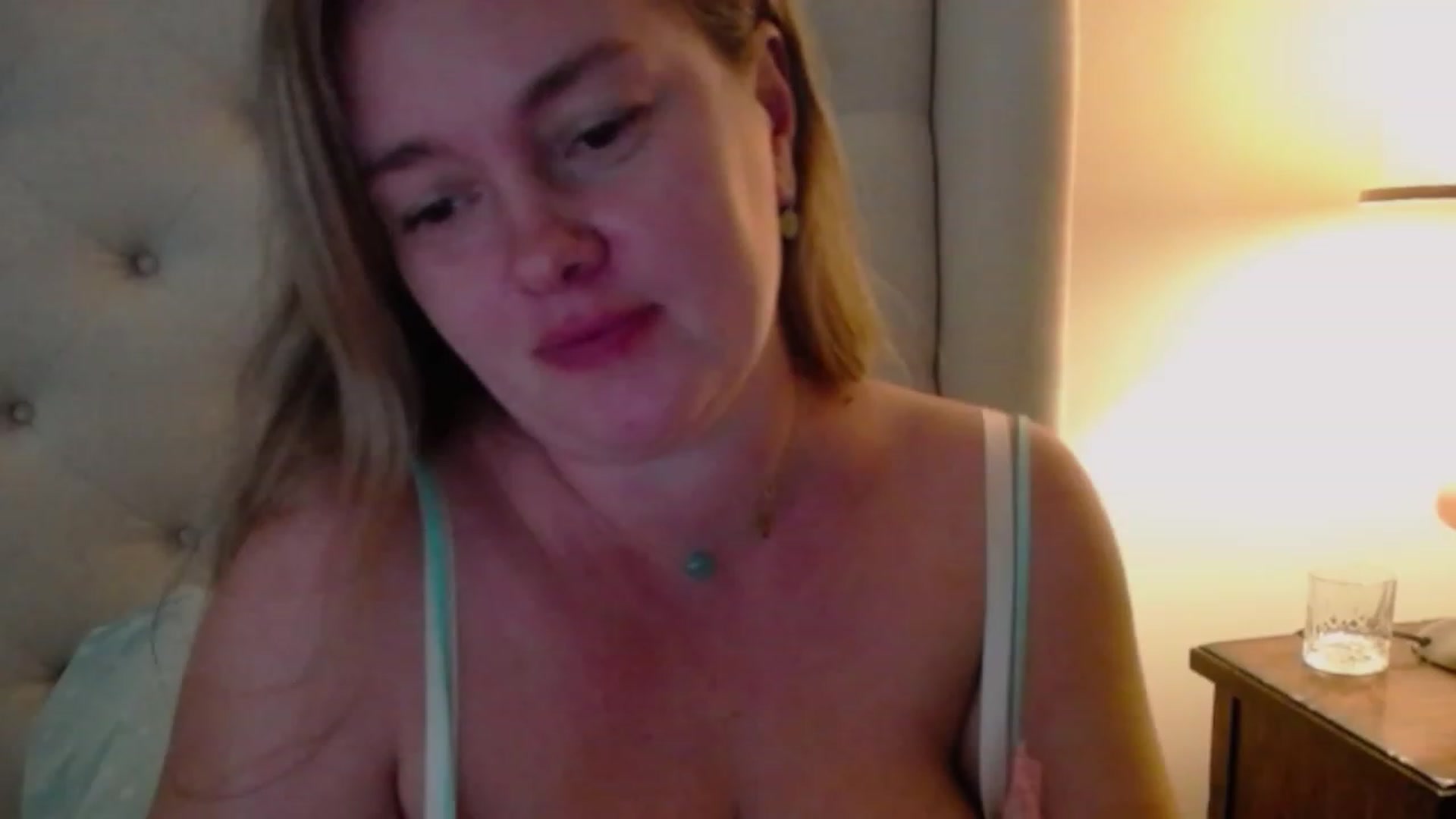 Gallery image thumbnail from J0llye's myfreecams stream on, 10/03/2023, 18:59 image 1 of 20