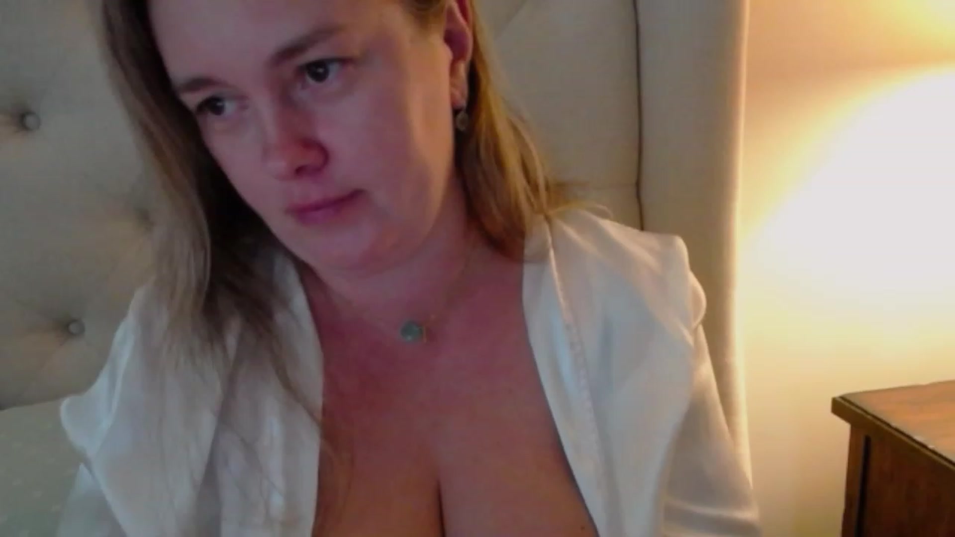 Gallery image thumbnail from J0llye's myfreecams stream on, 10/04/2023, 19:24 image 17 of 20