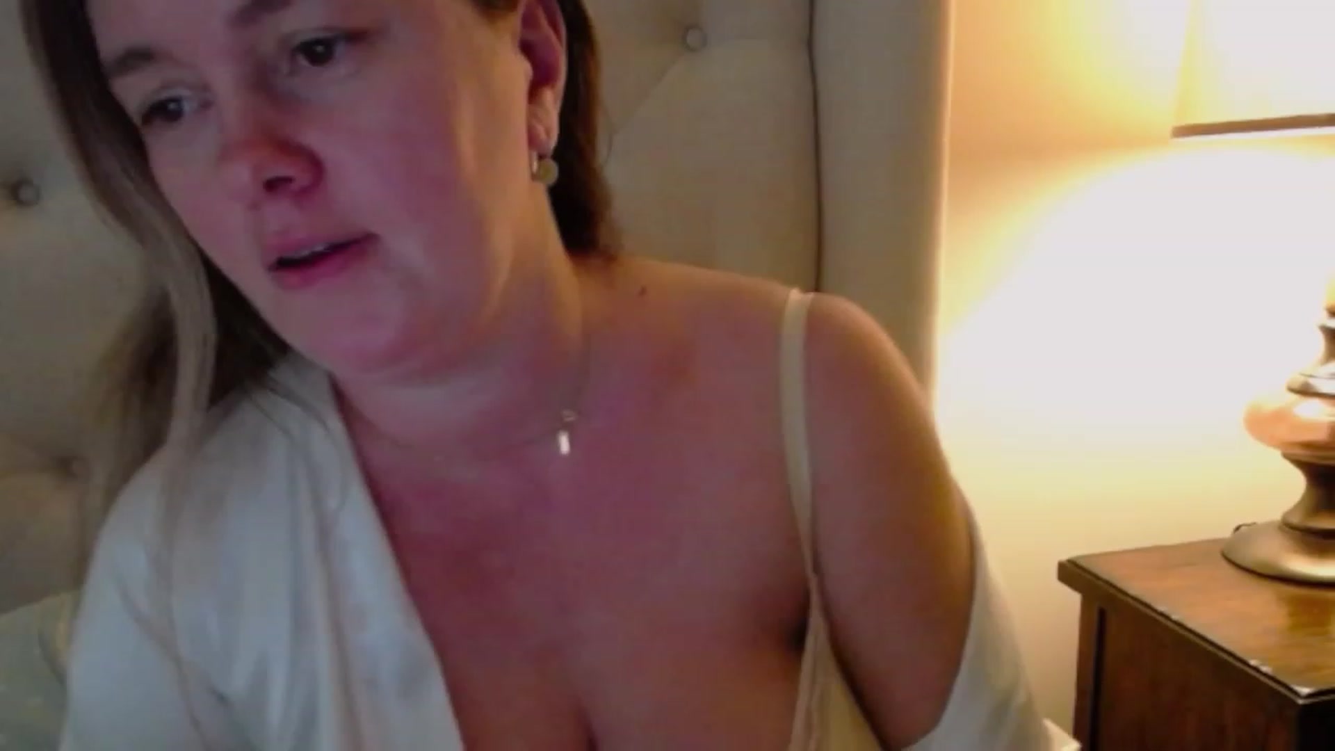 Gallery image thumbnail from J0llye's myfreecams stream on, 10/17/2023, 19:38 image 8 of 20