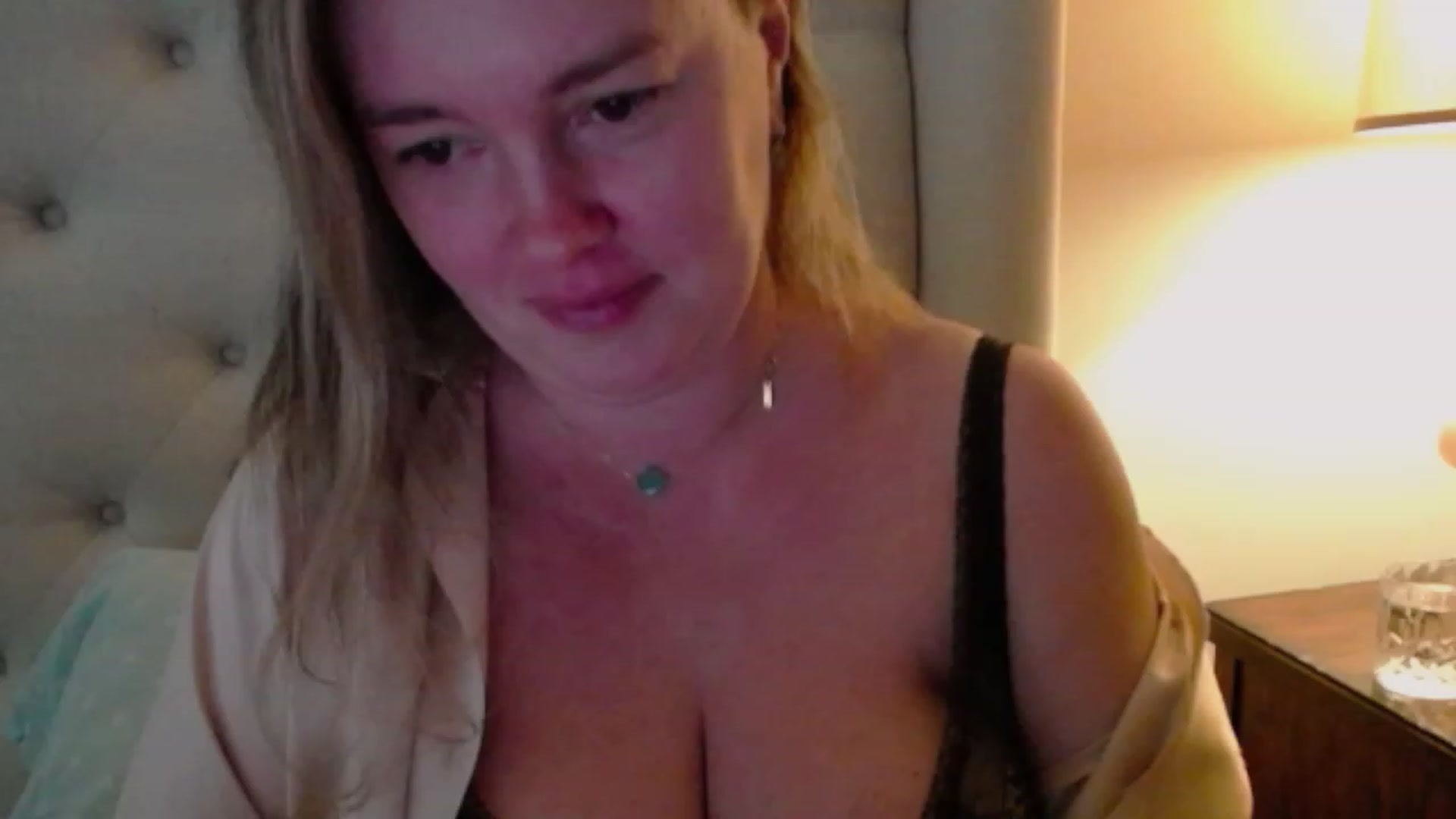 Gallery image thumbnail from J0llye's myfreecams stream on, 10/19/2023, 15:38 image 17 of 20